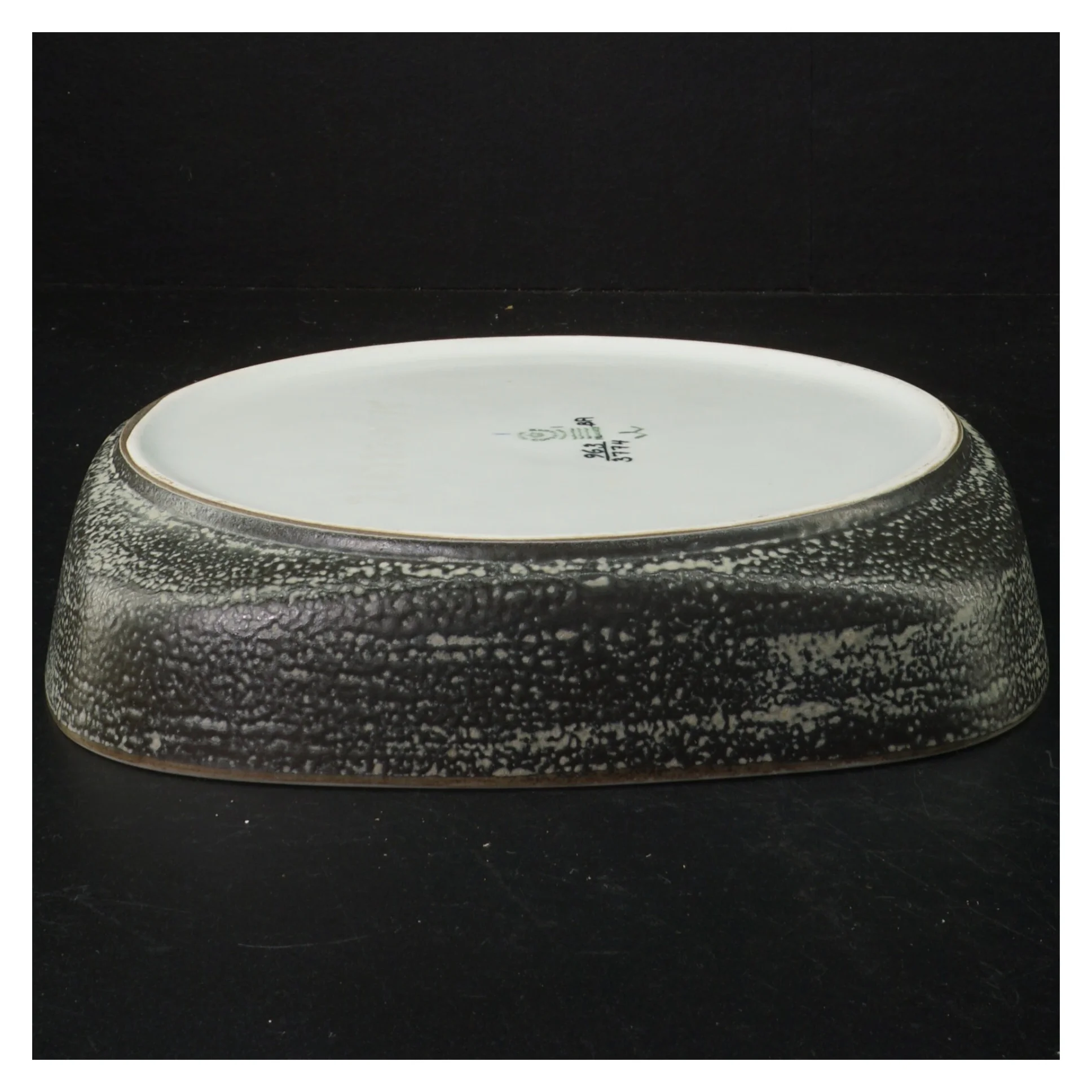 Vintage sort og hvid keramikfad 964-3774 fra Royal Copenhagen (str. 21,5 cm)
