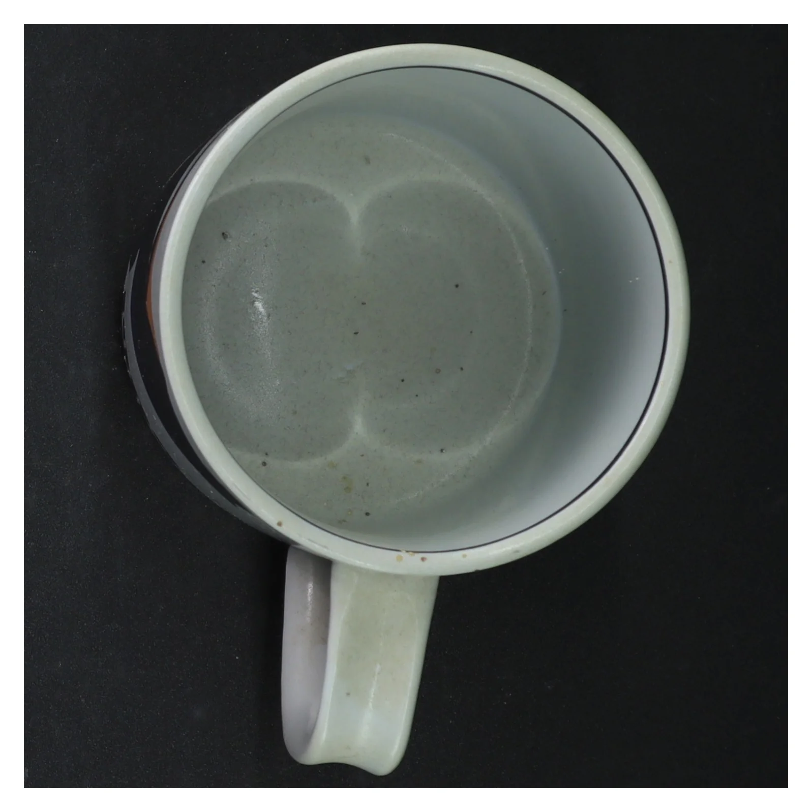 Krus med abstrakt design 1982 fra Royal Copenhagen (str. H 12 cm)