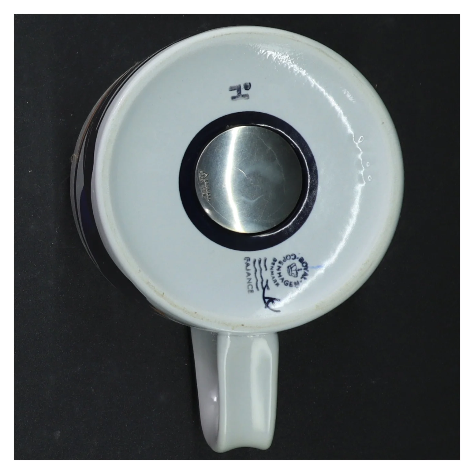 Krus med abstrakt design 1982 fra Royal Copenhagen (str. H 12 cm)