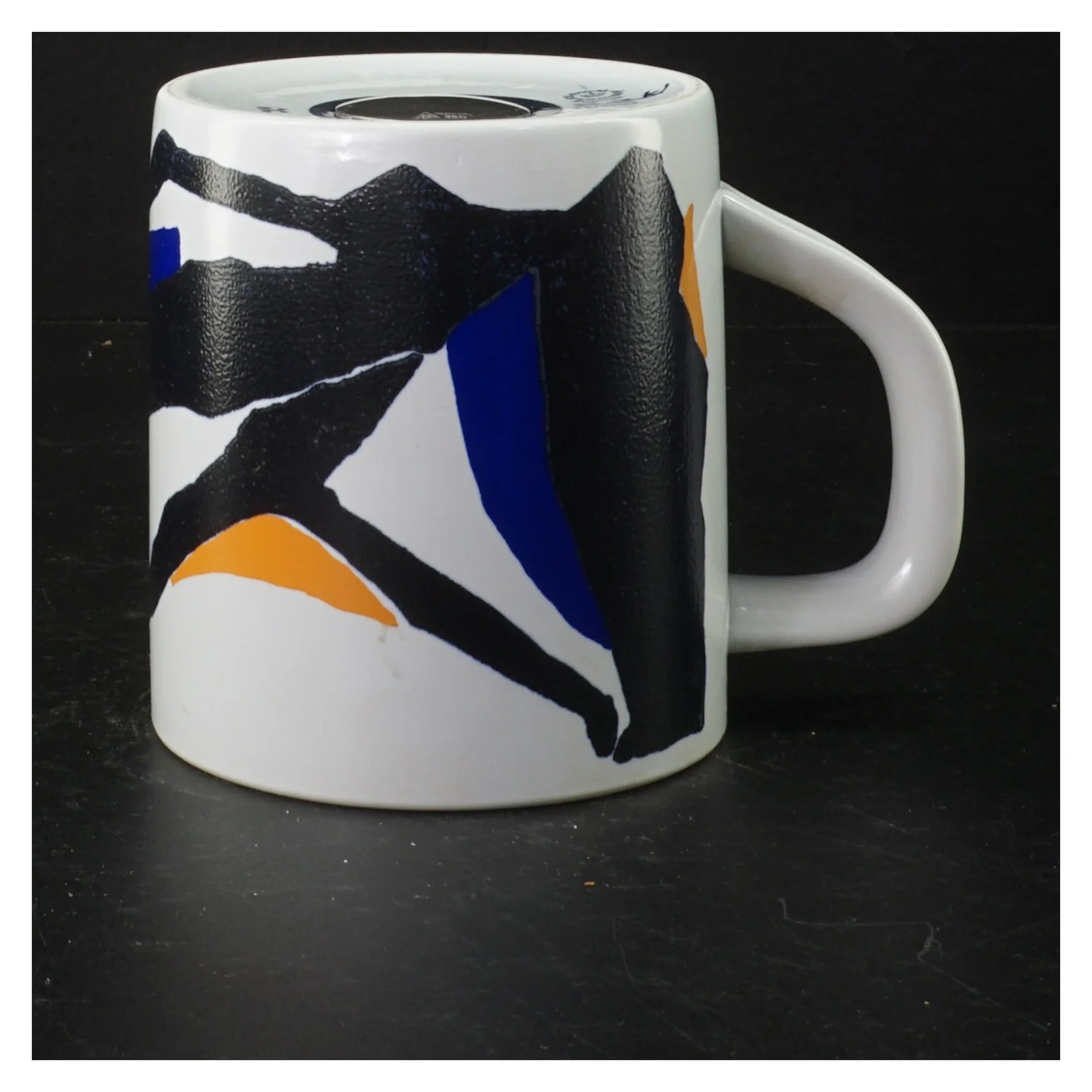 Krus med abstrakt design 1982 fra Royal Copenhagen (str. H 12 cm)