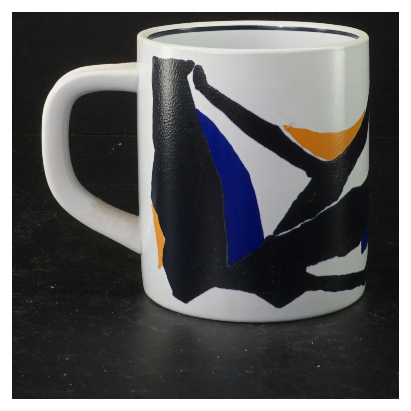 Krus med abstrakt design 1982 fra Royal Copenhagen (str. H 12 cm)