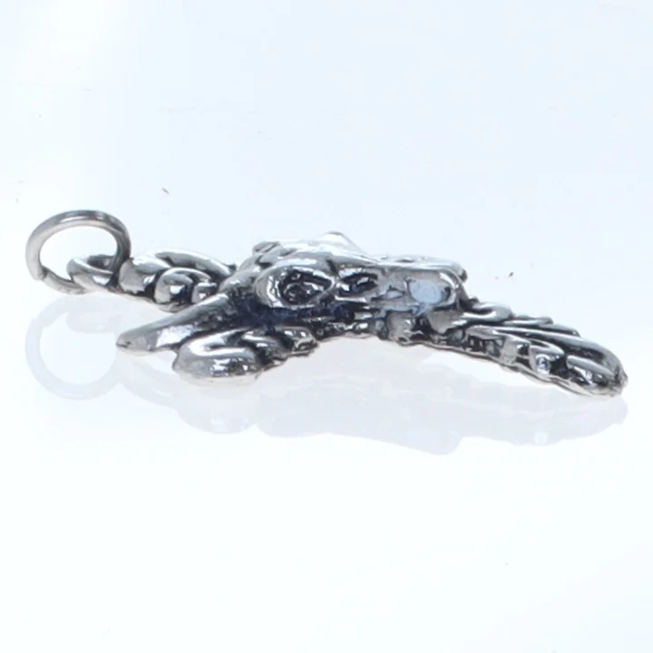 Sølvfarvet vedhæng (str. 5 komma en x 3 komma 8 cm)