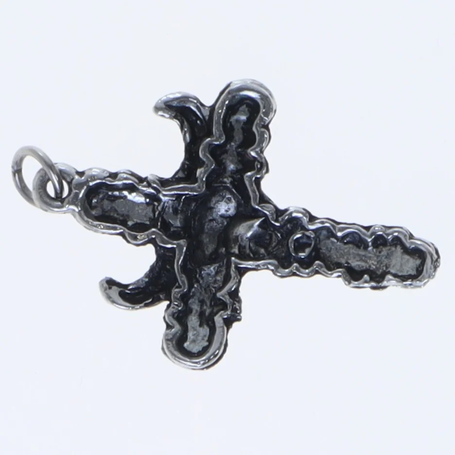 Sølvfarvet vedhæng (str. 5 komma en x 3 komma 8 cm)