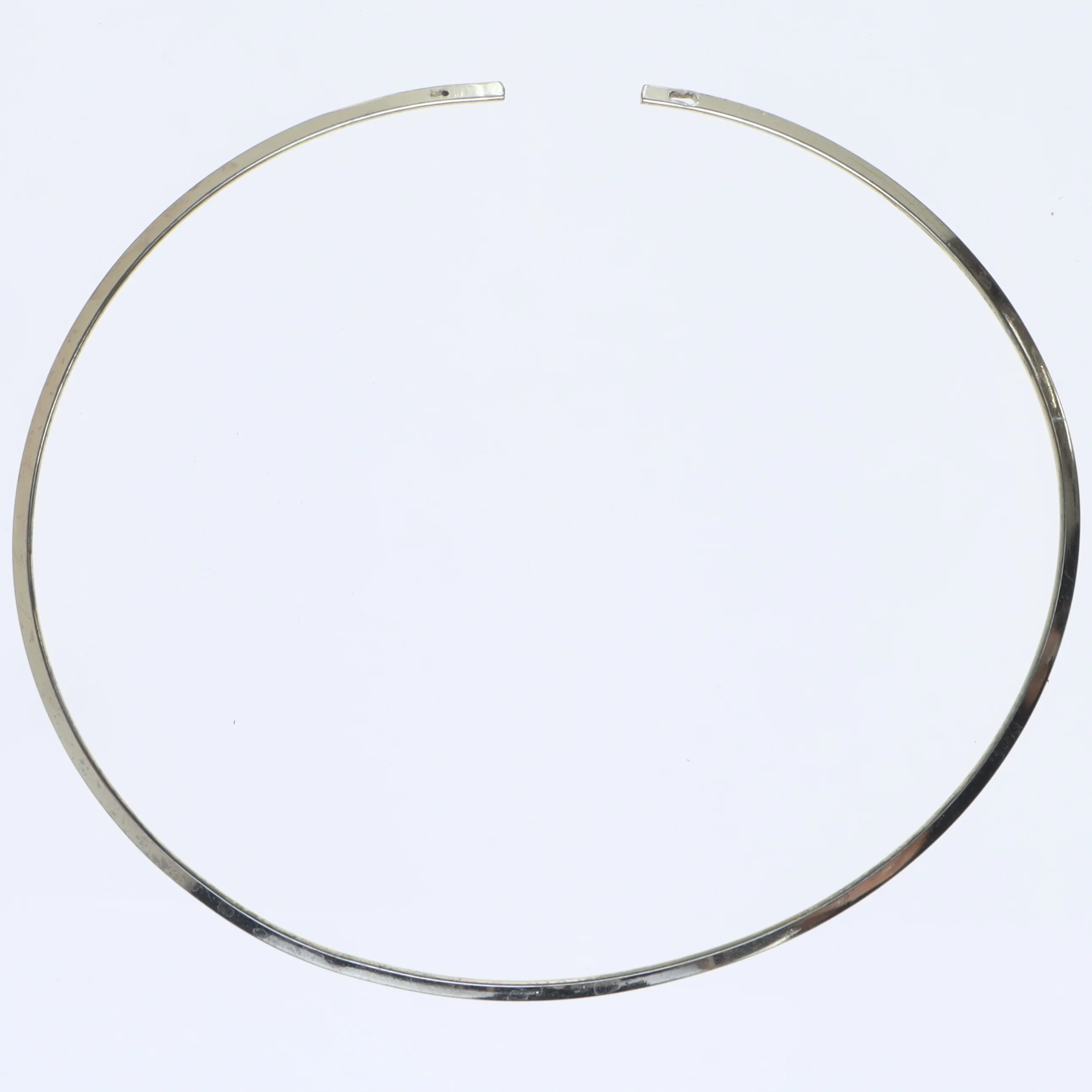 Sølvfarvet halskæde (str. 15 x 13 cm)