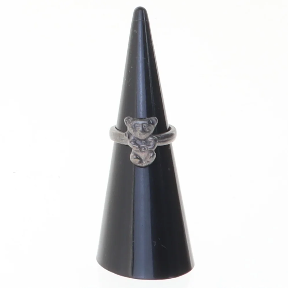 Sølvfarvet ring med bjørnefigur (str. Diameter en og en halv cm)