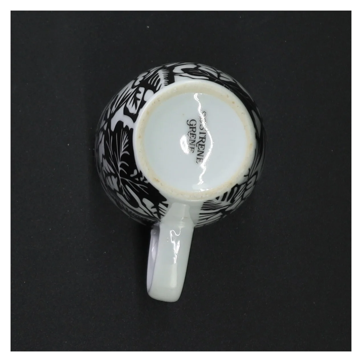 Sort-hvidt keramikkrus fra Søstrene Grene (str. 11 x 7 cm)