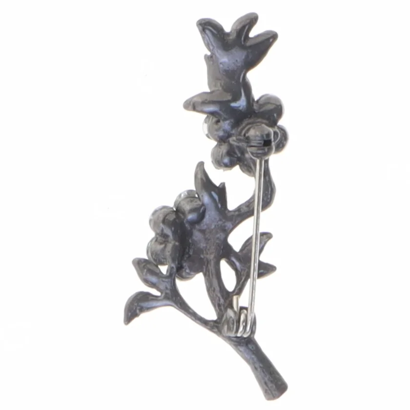 Sølvfarvet blomsterbrosche med krystaller (str. 5 x 2 cm)