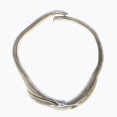 Sølvfarvet ring (str. 2 cm)