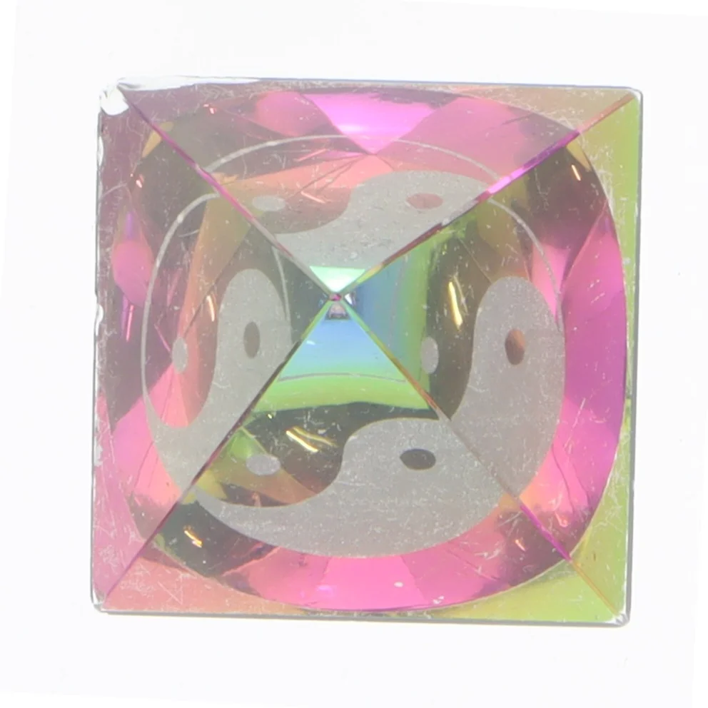 Krystalpyramide med yin og yang-symbol