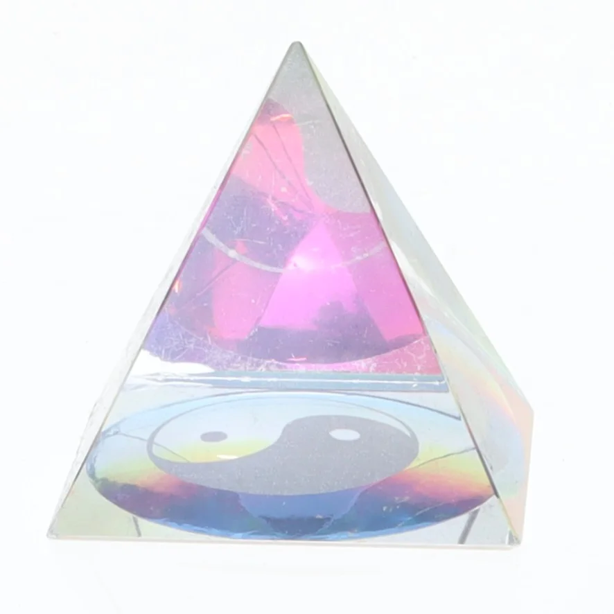 Krystalpyramide med yin og yang-symbol