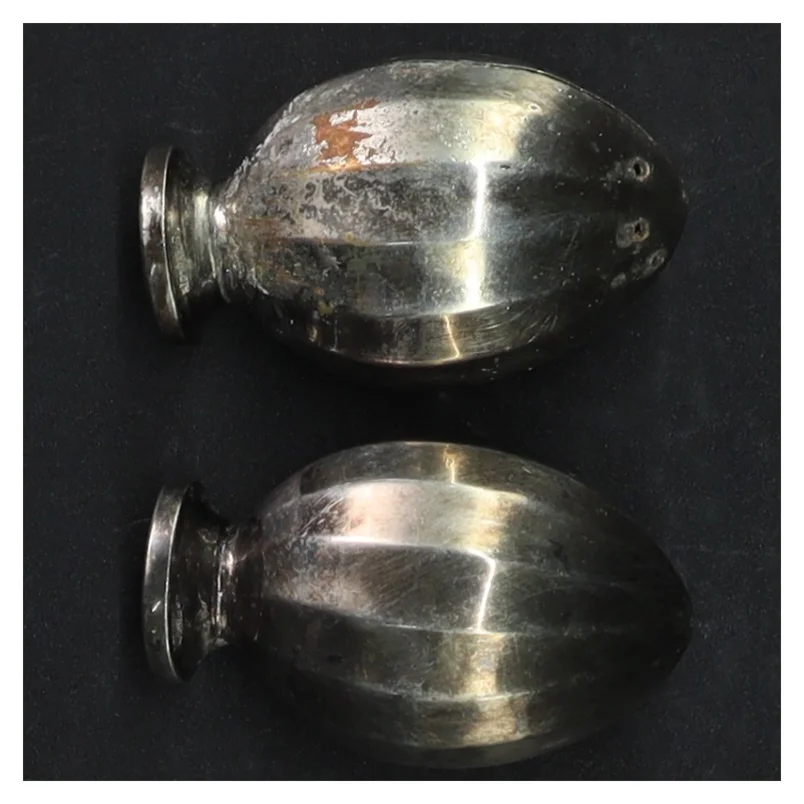 Sølvfarvede salt- og peberbøsser (str. H. 6 cm)