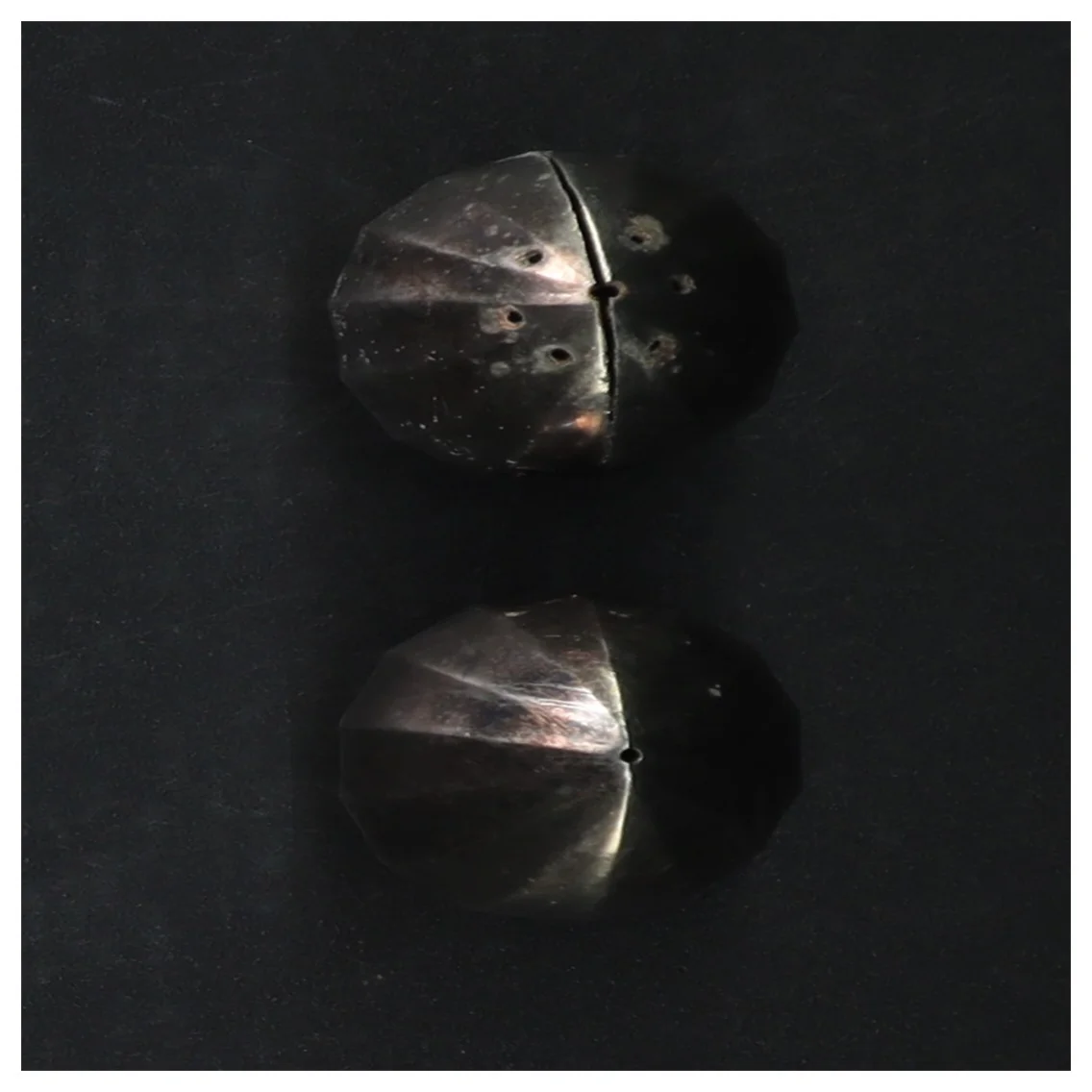 Sølvfarvede salt- og peberbøsser (str. H. 6 cm)