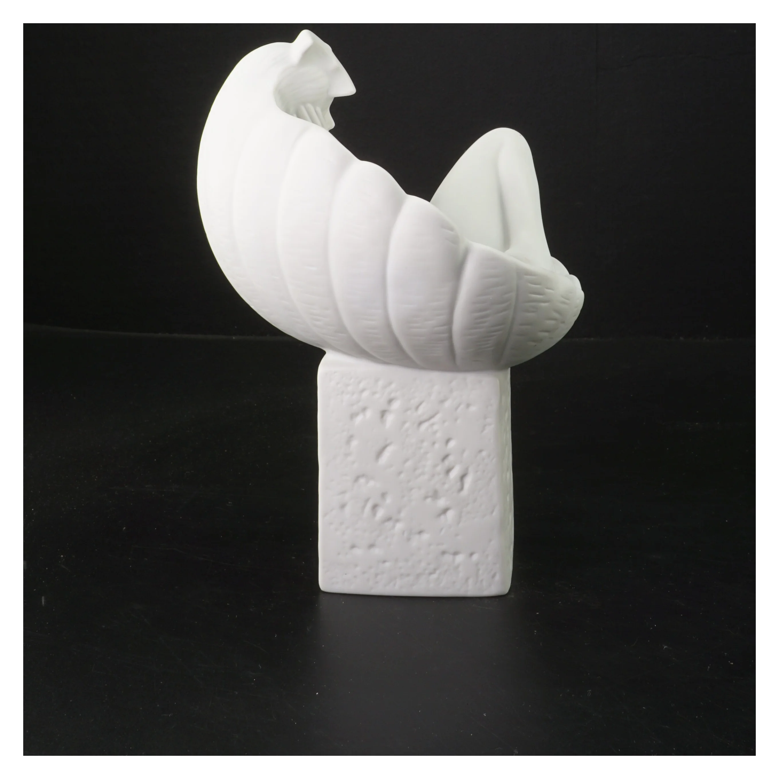 Porcelænsfigur med abstrakt motiv fra Royal Copenhagen (str. 20 cm)