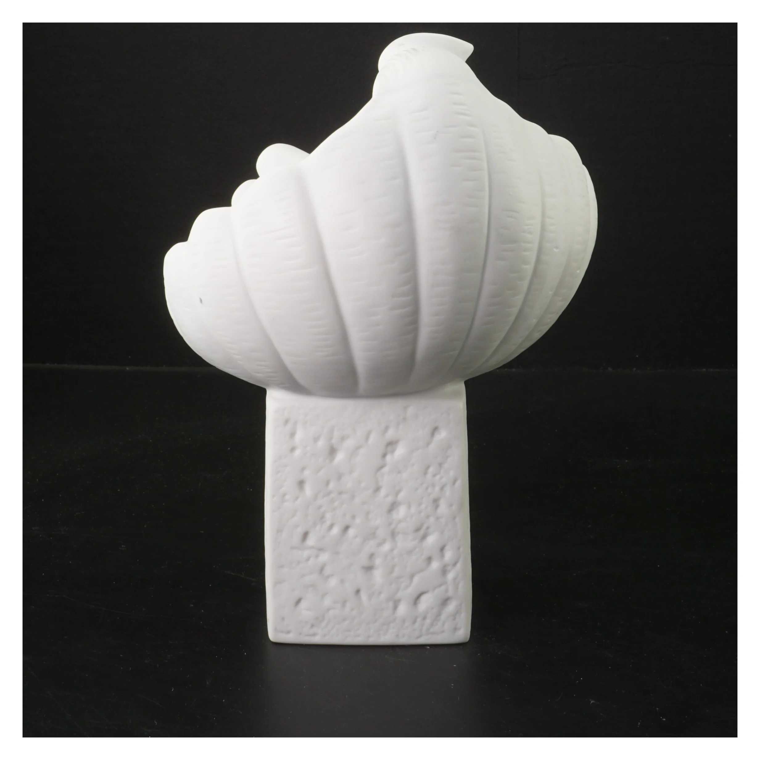 Porcelænsfigur med abstrakt motiv fra Royal Copenhagen (str. 20 cm)