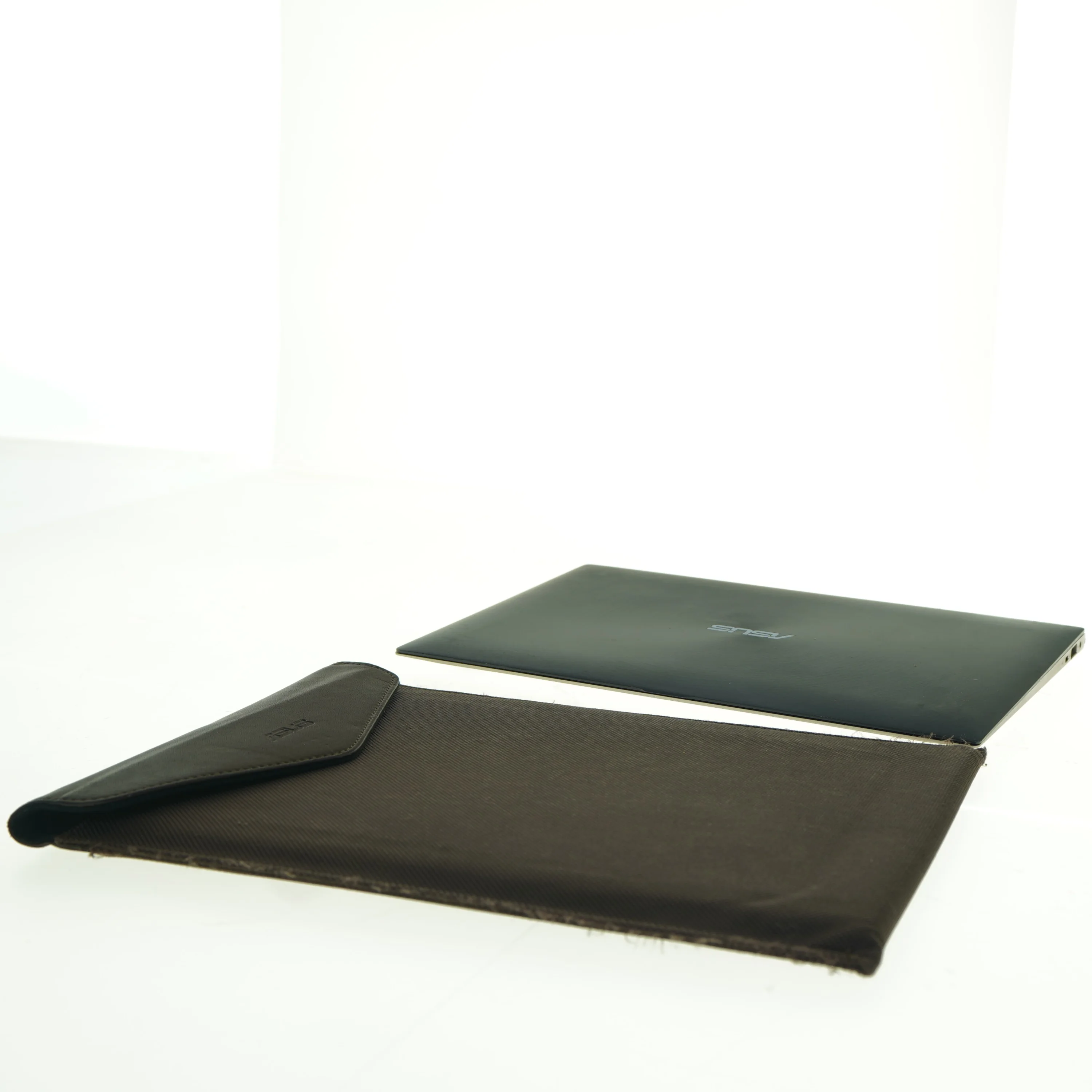 ASUS ZenBook Laptop (str. 30 x 19,5 cm)