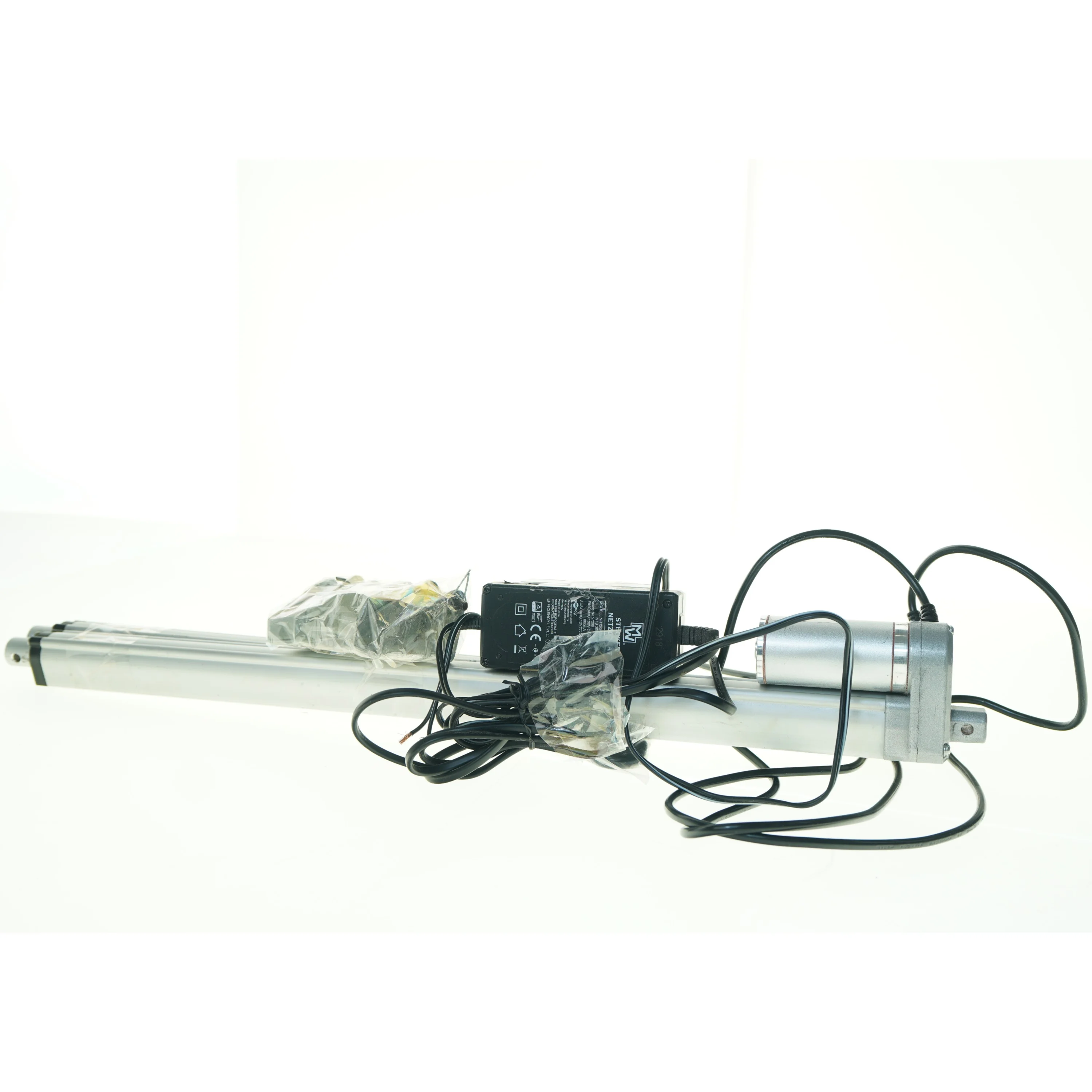 To lineare aktuatorer - eller arme der kan åbne og lukke ting (str. 63 x 10 cm)