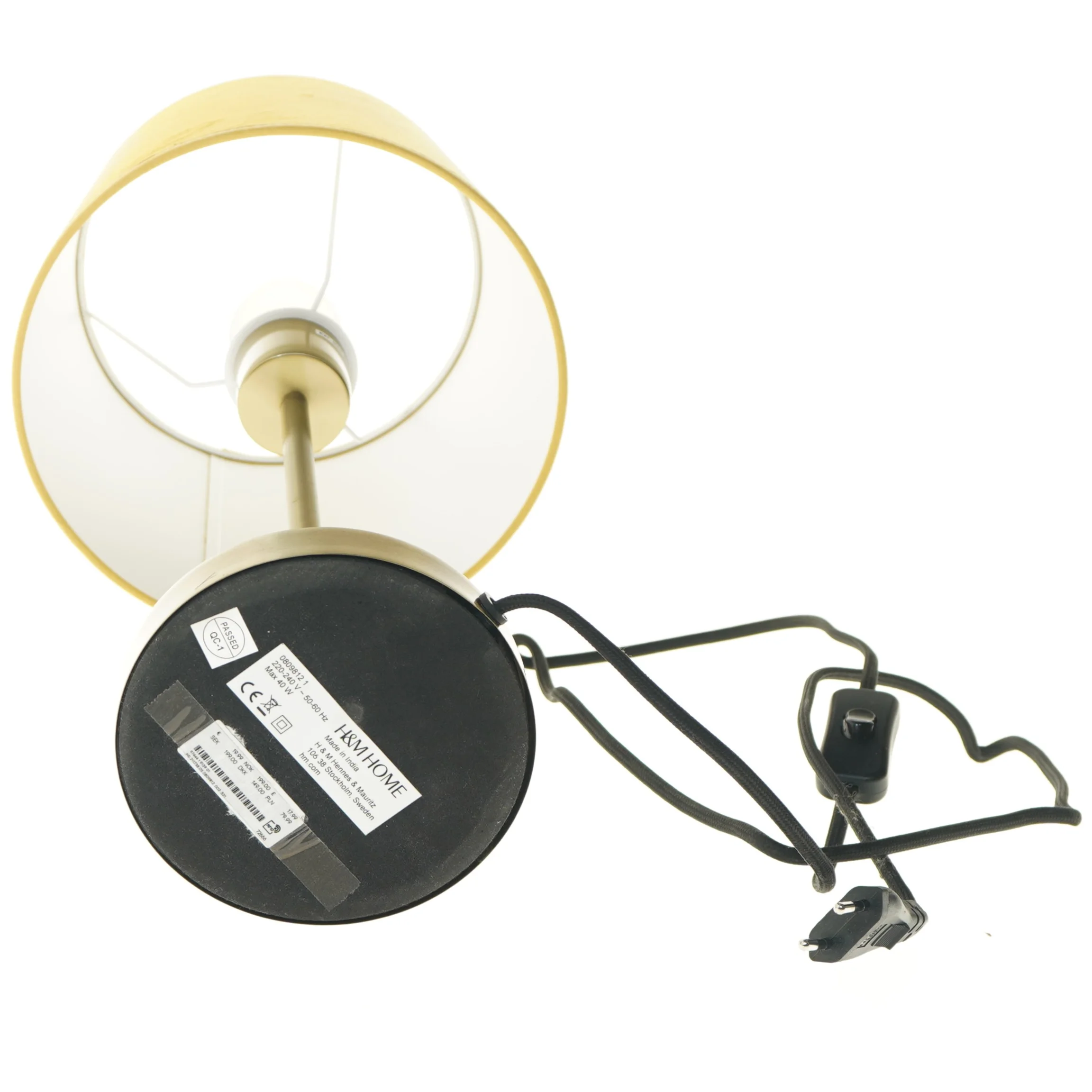 Bordlampe med guldfarvet skærm fra Keyhome (str. Ø 22x49 cm)