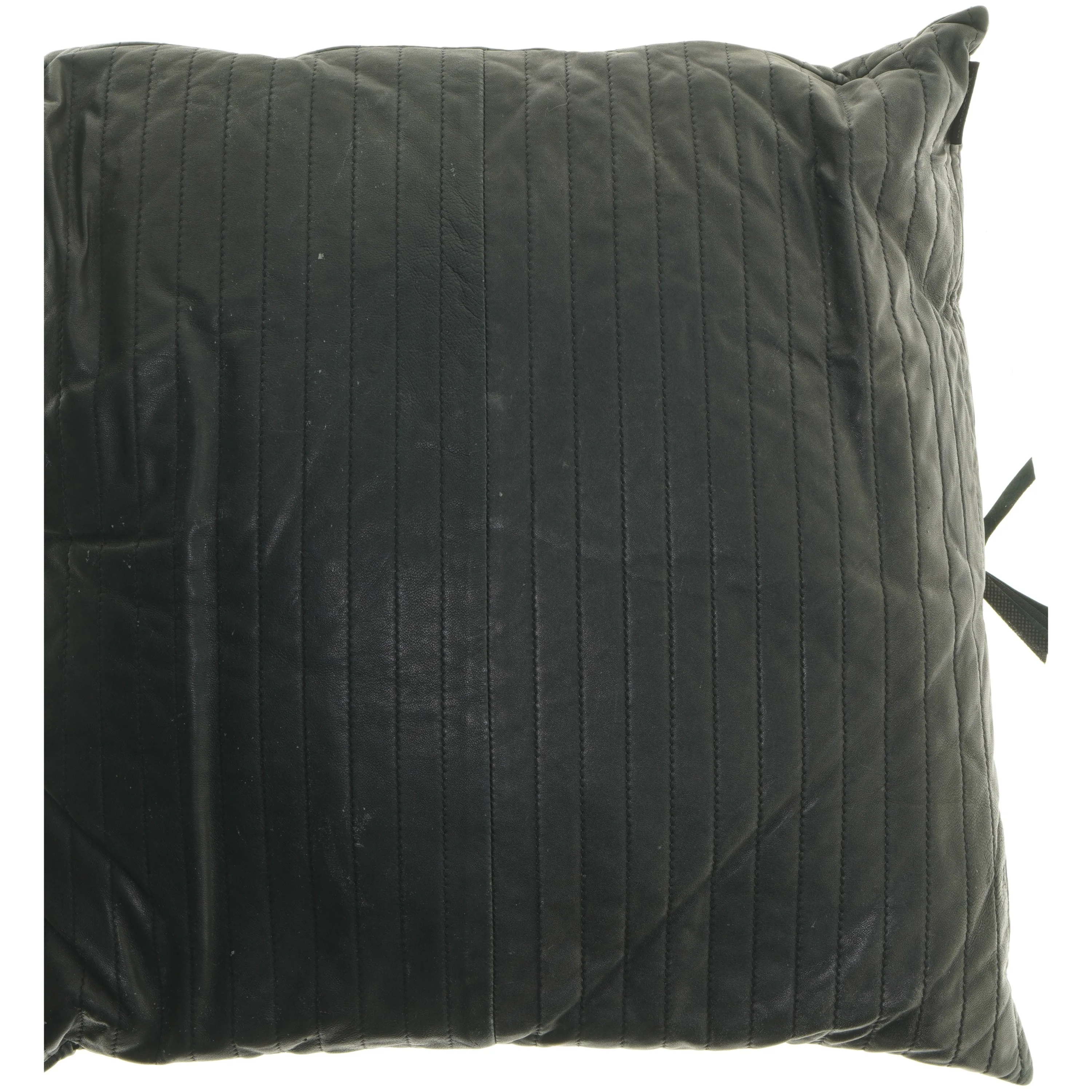 Sort pude i læder fra Louise Roe (str. 50x50 cm)