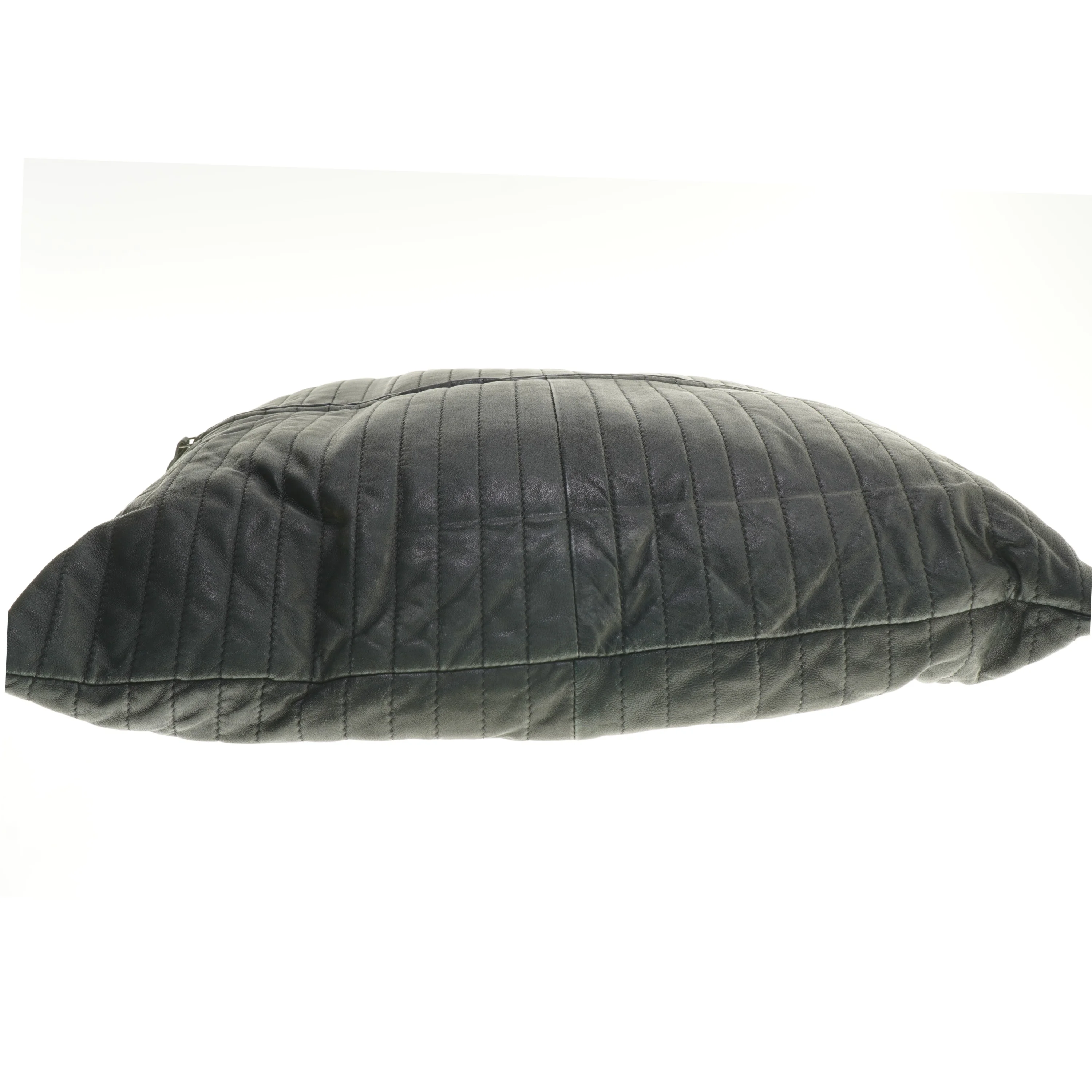 Sort pude i læder fra Louise Roe (str. 50x50 cm)