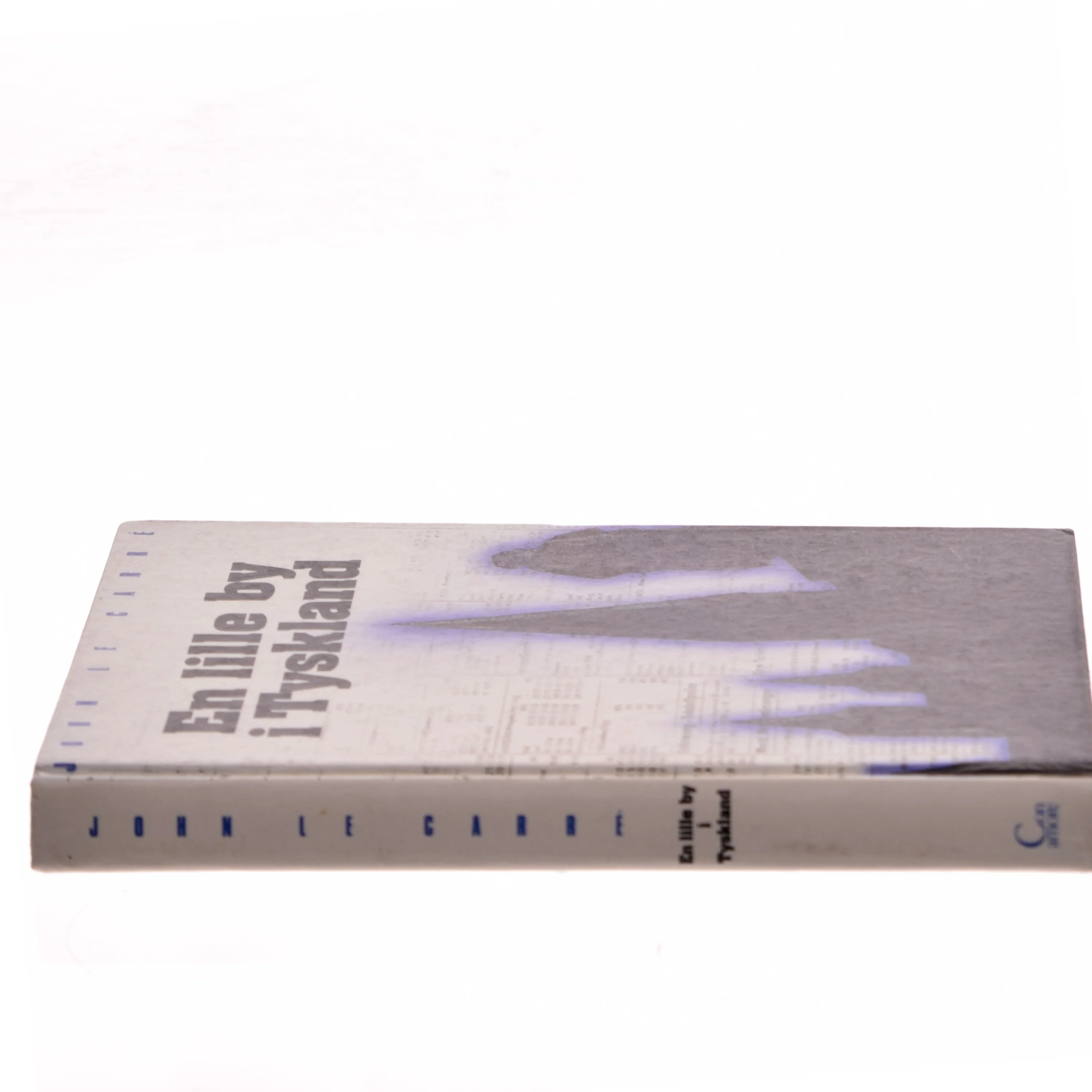 En lille by i Tyskland af John Le Carré (Bog)