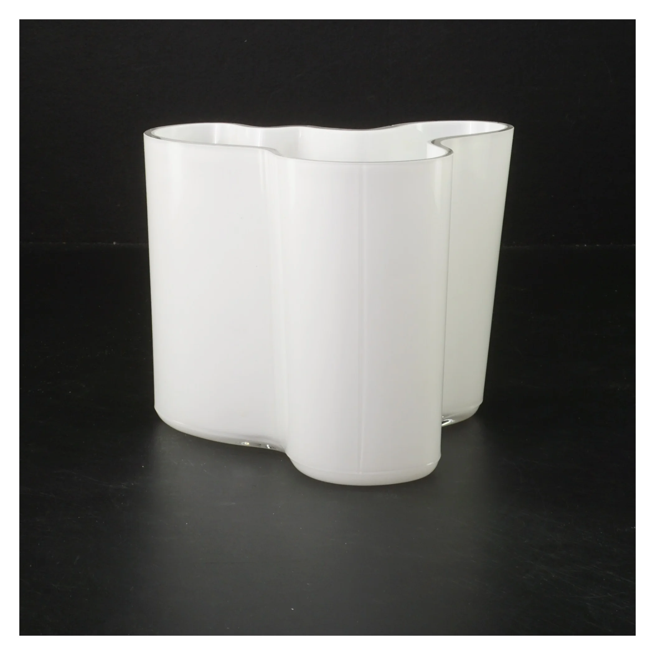 Hvid glasvase, organisk form (str. 15x12x14 cm) fra aalto 