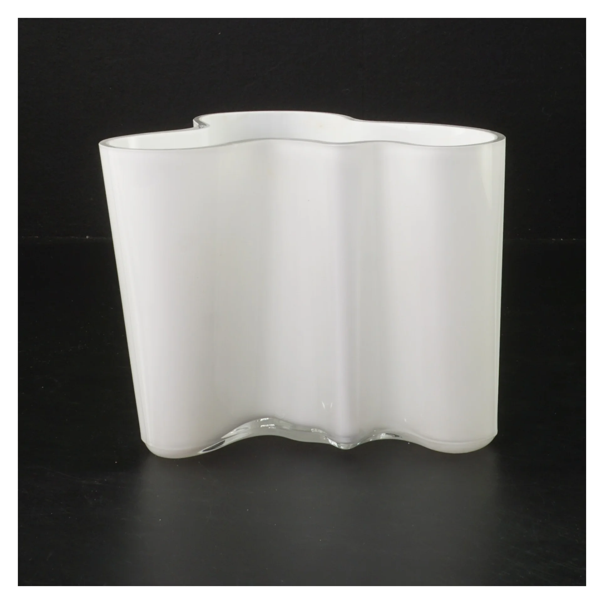 Hvid glasvase, organisk form (str. 15x12x14 cm) fra aalto 