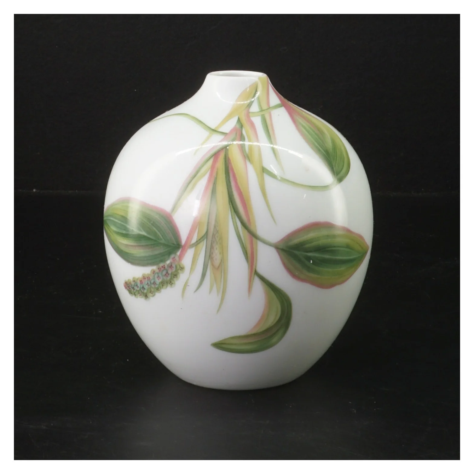 Dekorativ vase med blomstermotiv fra Royal Copenhagen (str. 13 cm)