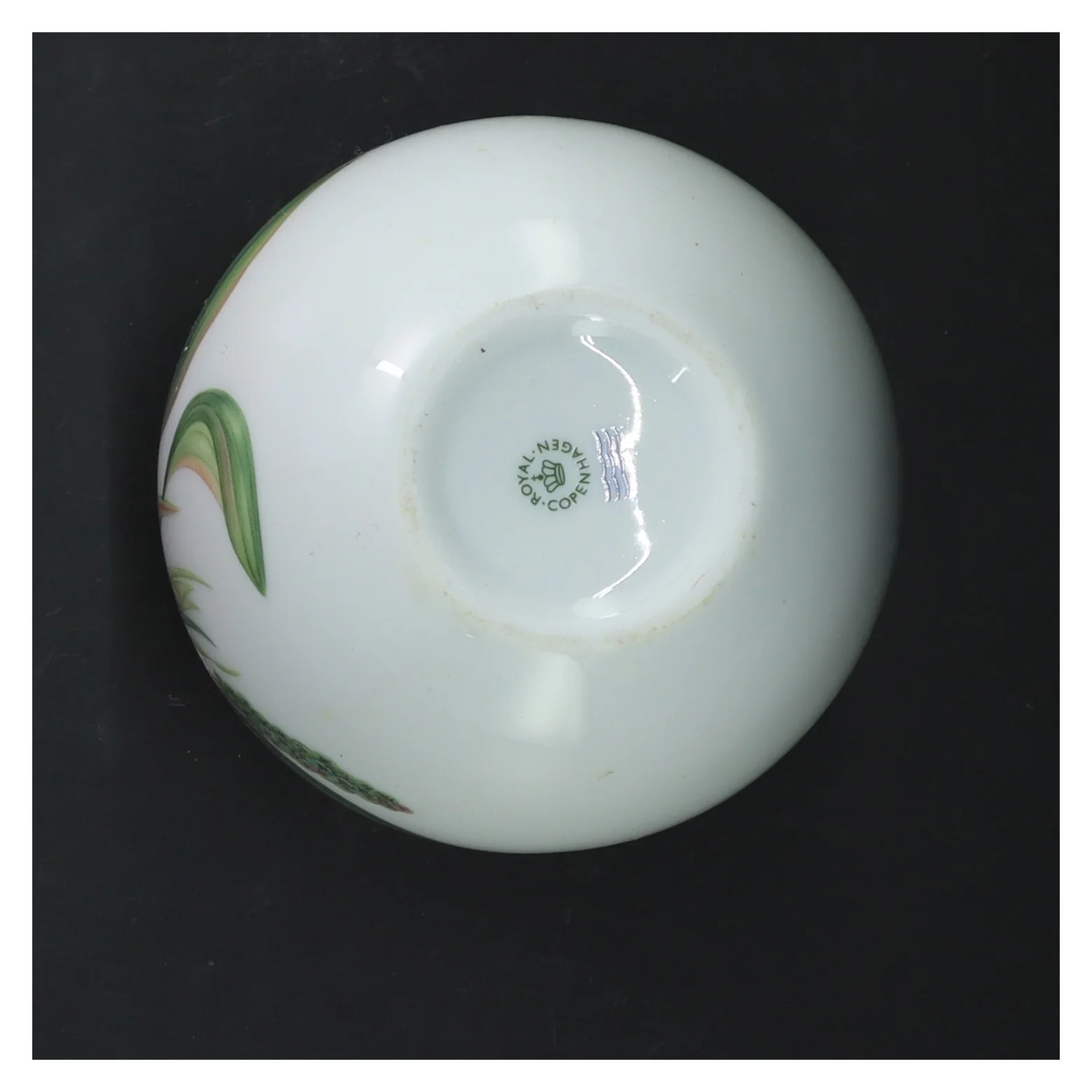 Dekorativ vase med blomstermotiv fra Royal Copenhagen (str. 13 cm)