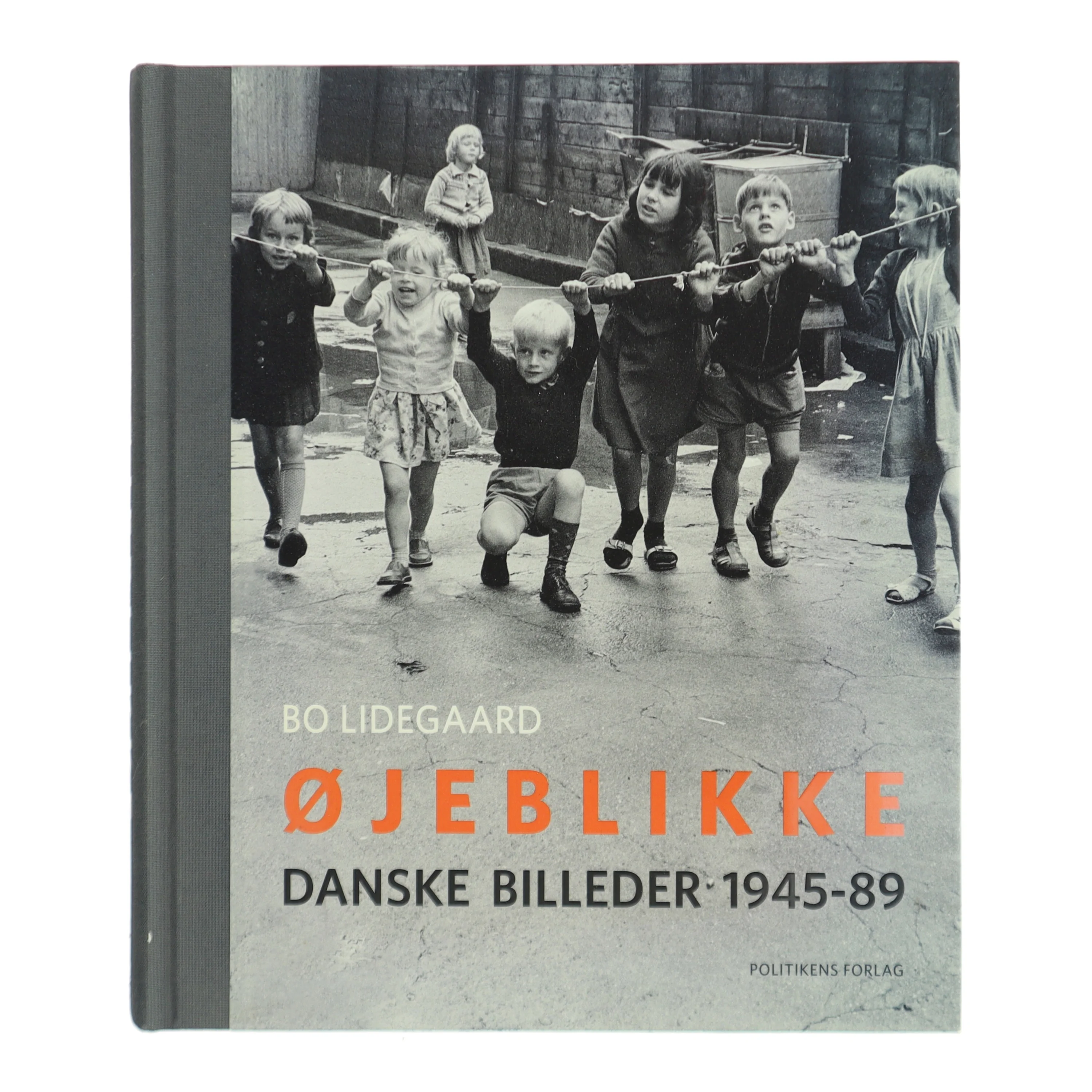 Øjeblikke : danske billeder 1945-89 af Bo Lidegaard (Bog)