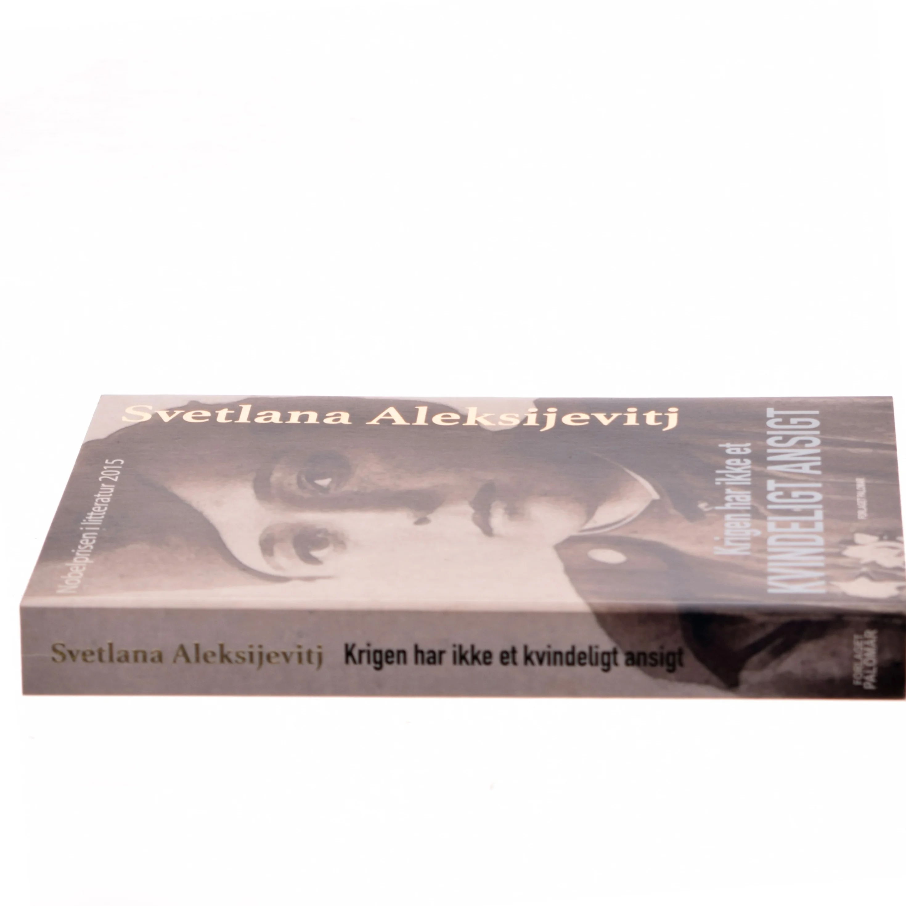 Krigen har ikke et kvindeligt ansigt af Svetlana Aleksijevitj (f. 1948) (Bog)