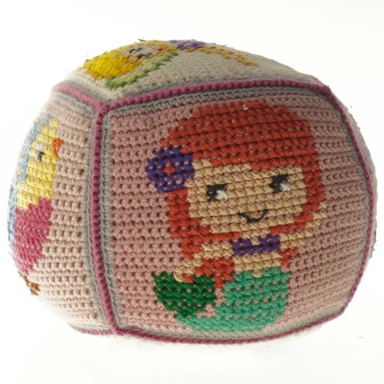 Broderet legebold med tegneseriefigurer (str. 20 cm)