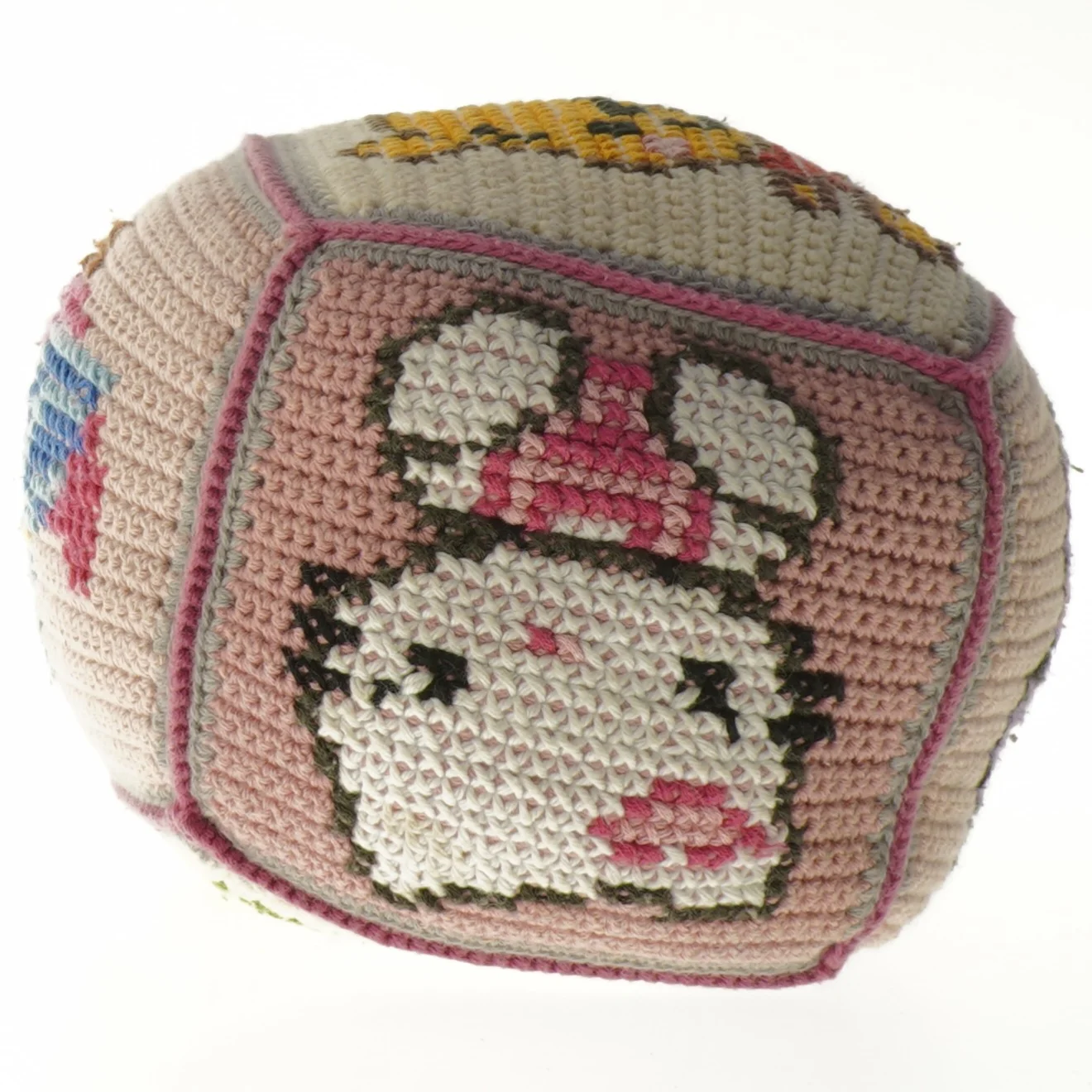 Broderet legebold med tegneseriefigurer (str. 20 cm)