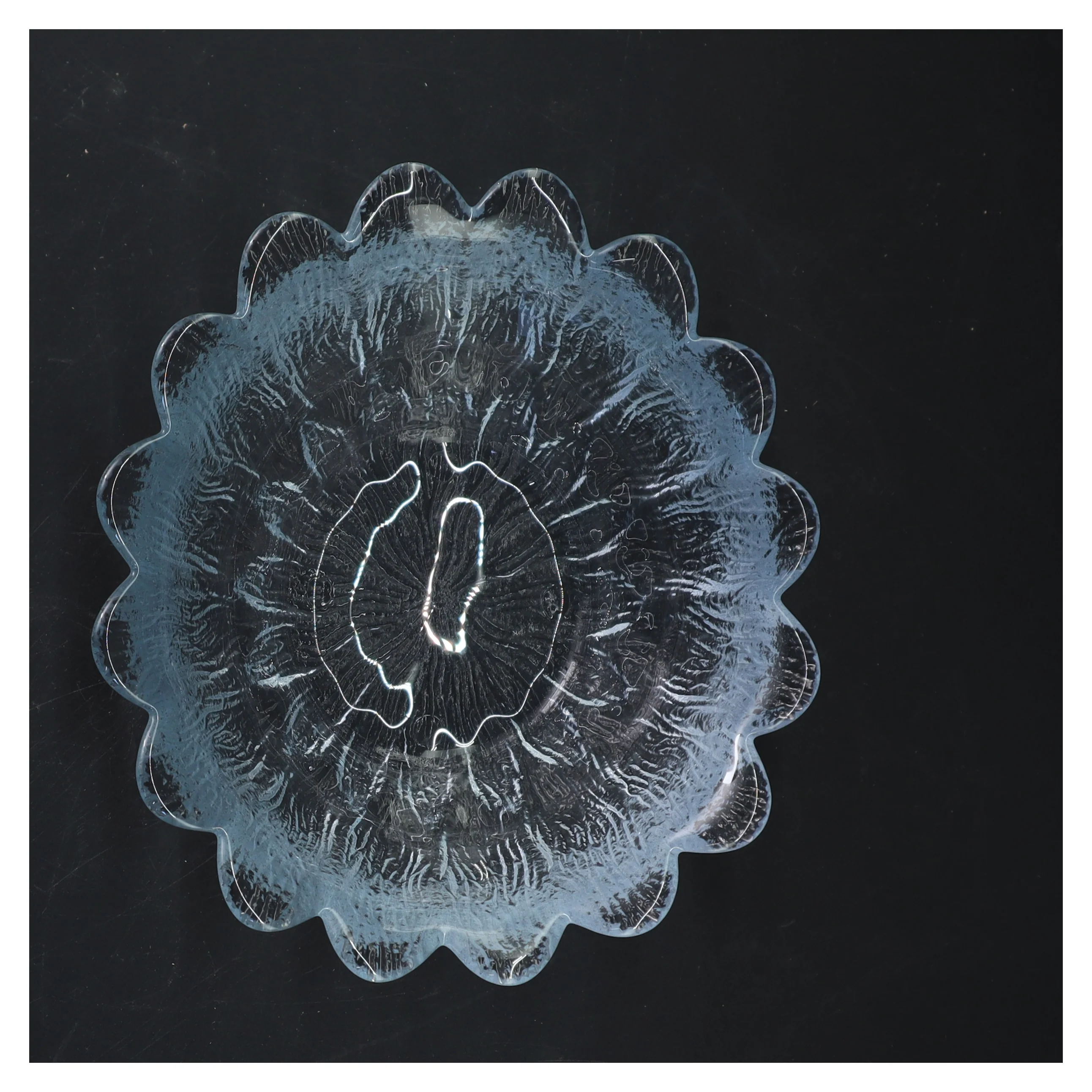 Glas skål med mønstret kant (str. 8x18 cm)