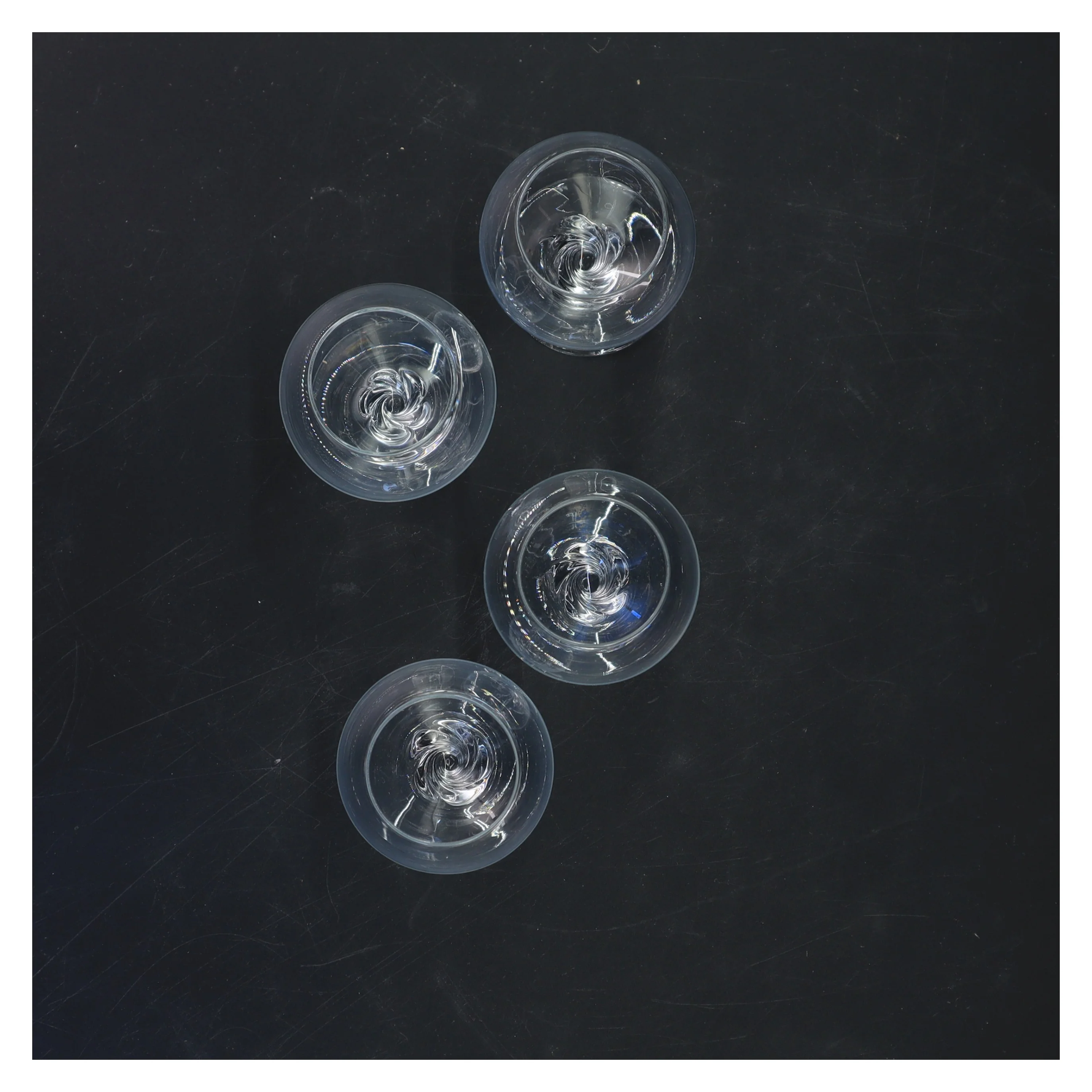 Sæt med fire glas (str. 10x6 cm)