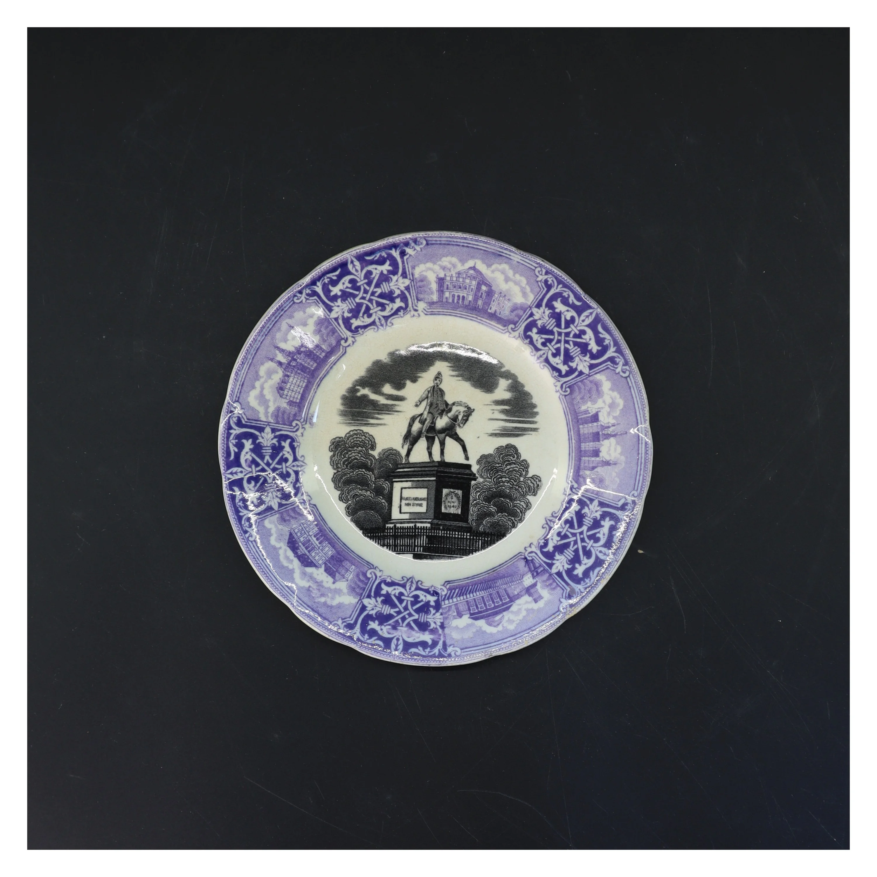 Dekorativ porcelæn tallerken (str. Ø 17 cm)