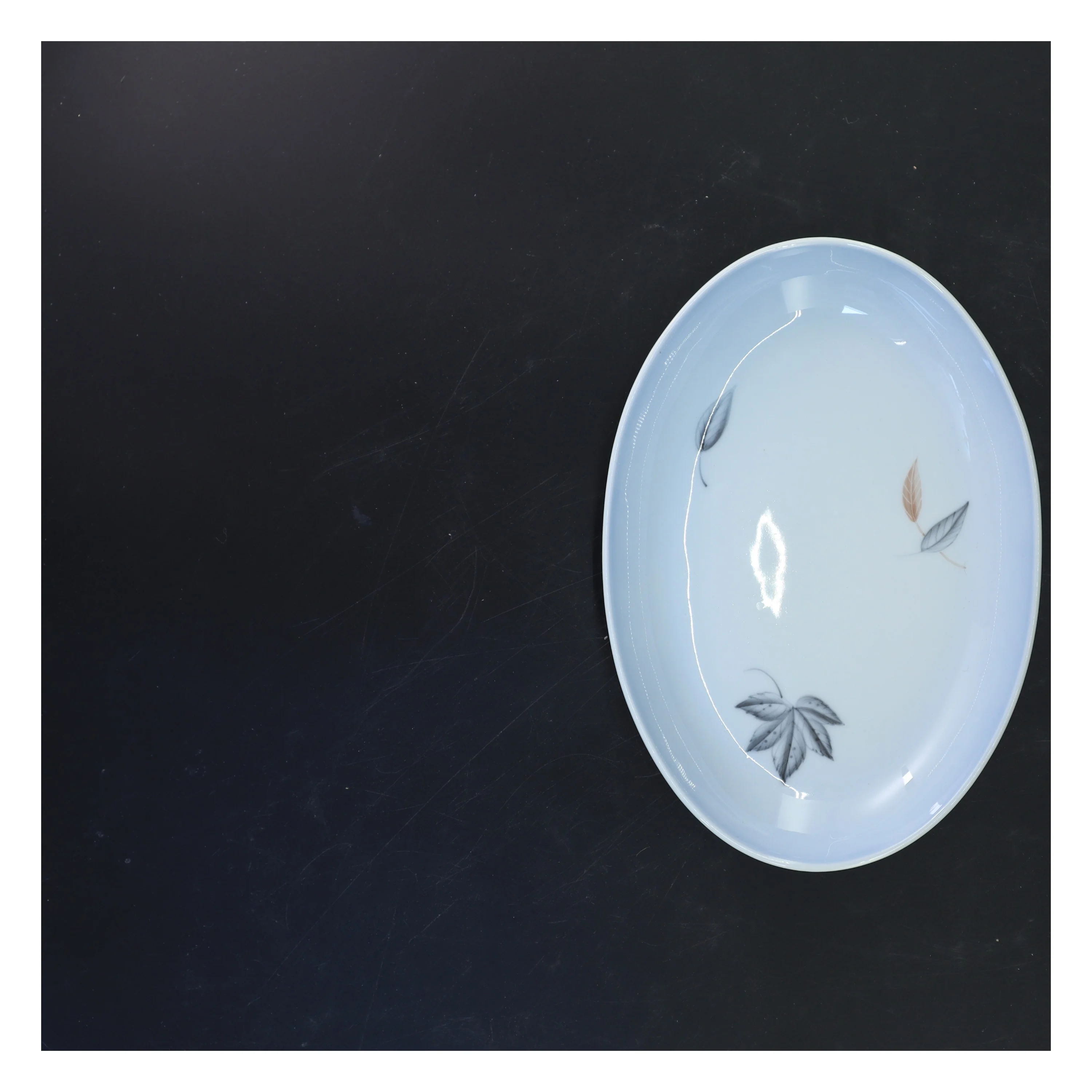 Ovalt porcelænsfad med bladdesign fra B&G (str. 3x25x17 cm)