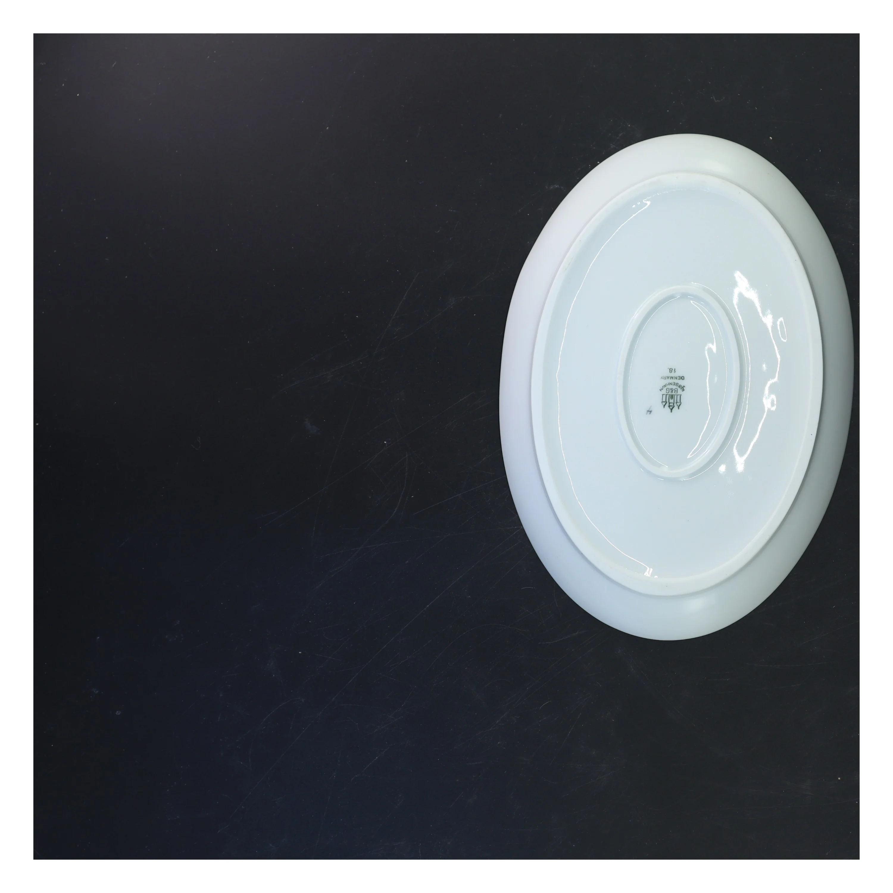 Ovalt porcelænsfad med bladdesign fra B&G (str. 3x25x17 cm)