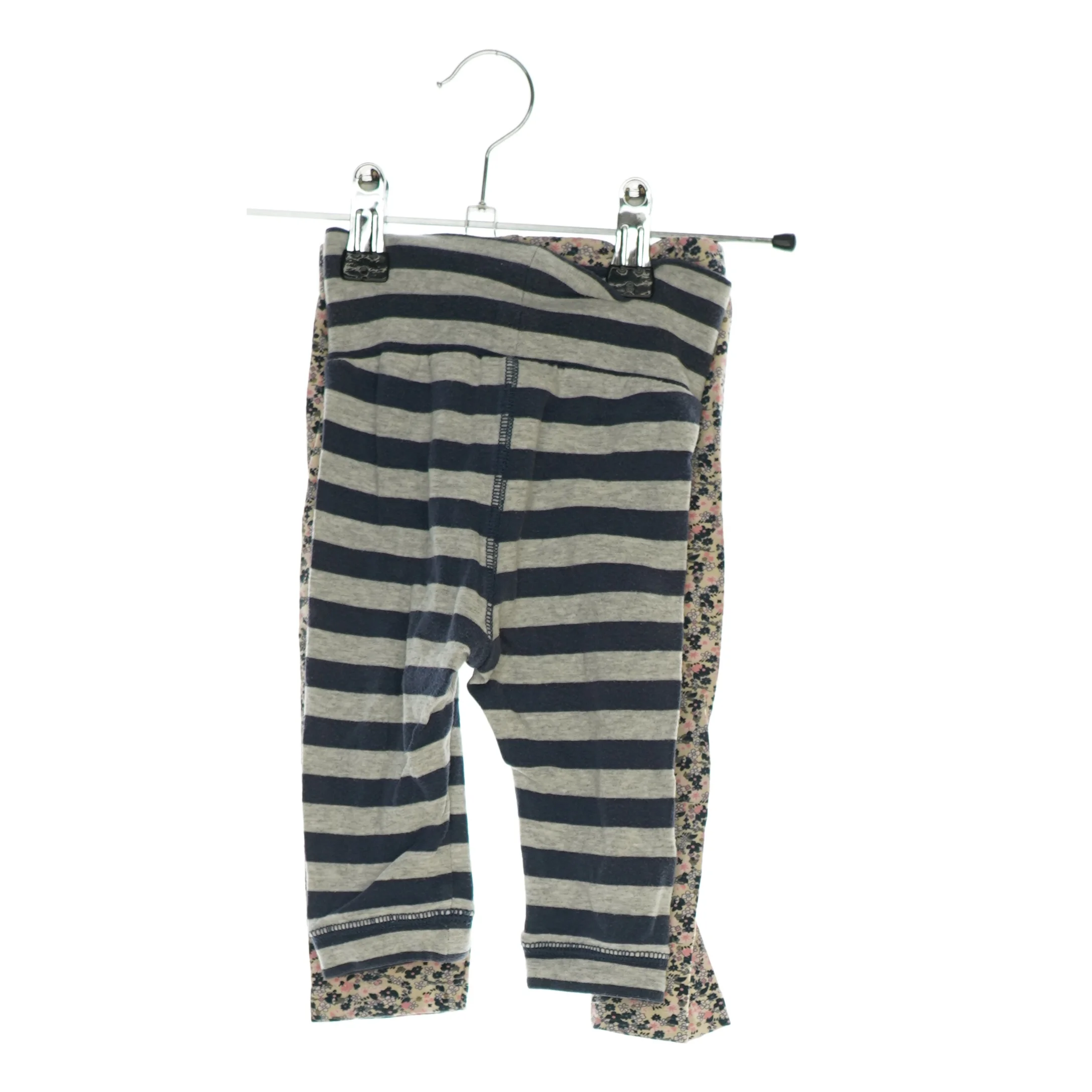 2 par bukser fra hhv. Name It og H&M (str. 68 og 80)