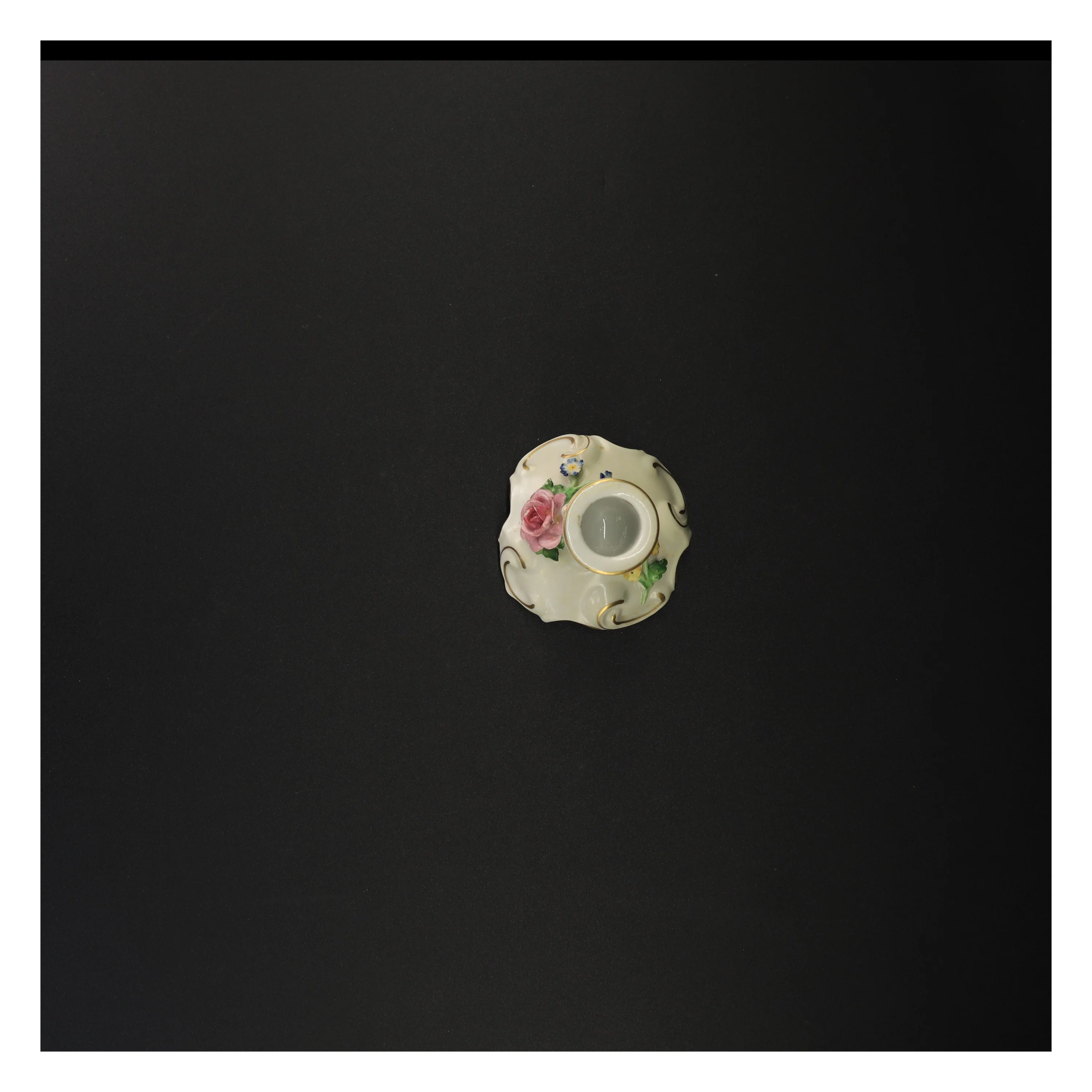 Porcelænslysestage med blomstermotiv (str. 8 x 7 cm)