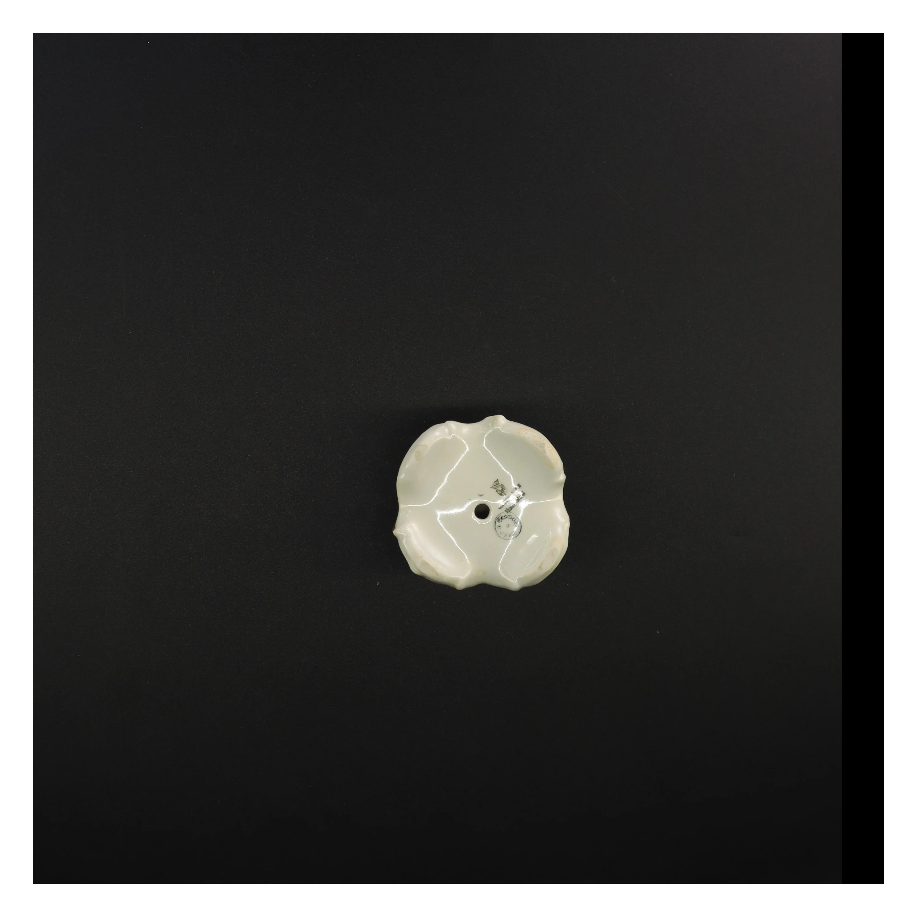 Porcelænslysestage med blomstermotiv (str. 8 x 7 cm)