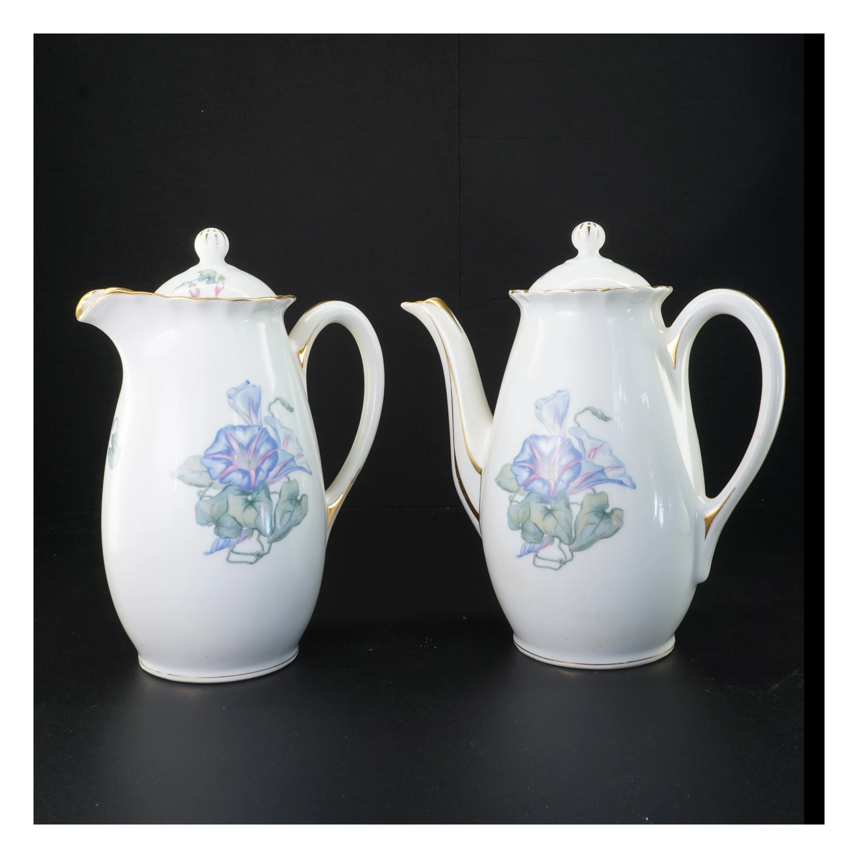 Kaffestel fra Bing Og Grøndal (str. 25 x 23 cm og 25 x 19 cm og 12 cm og 6 x 9 cm og 15 cm og 27 gang i 25 cm x 16 cm og 30 x 19 cm)