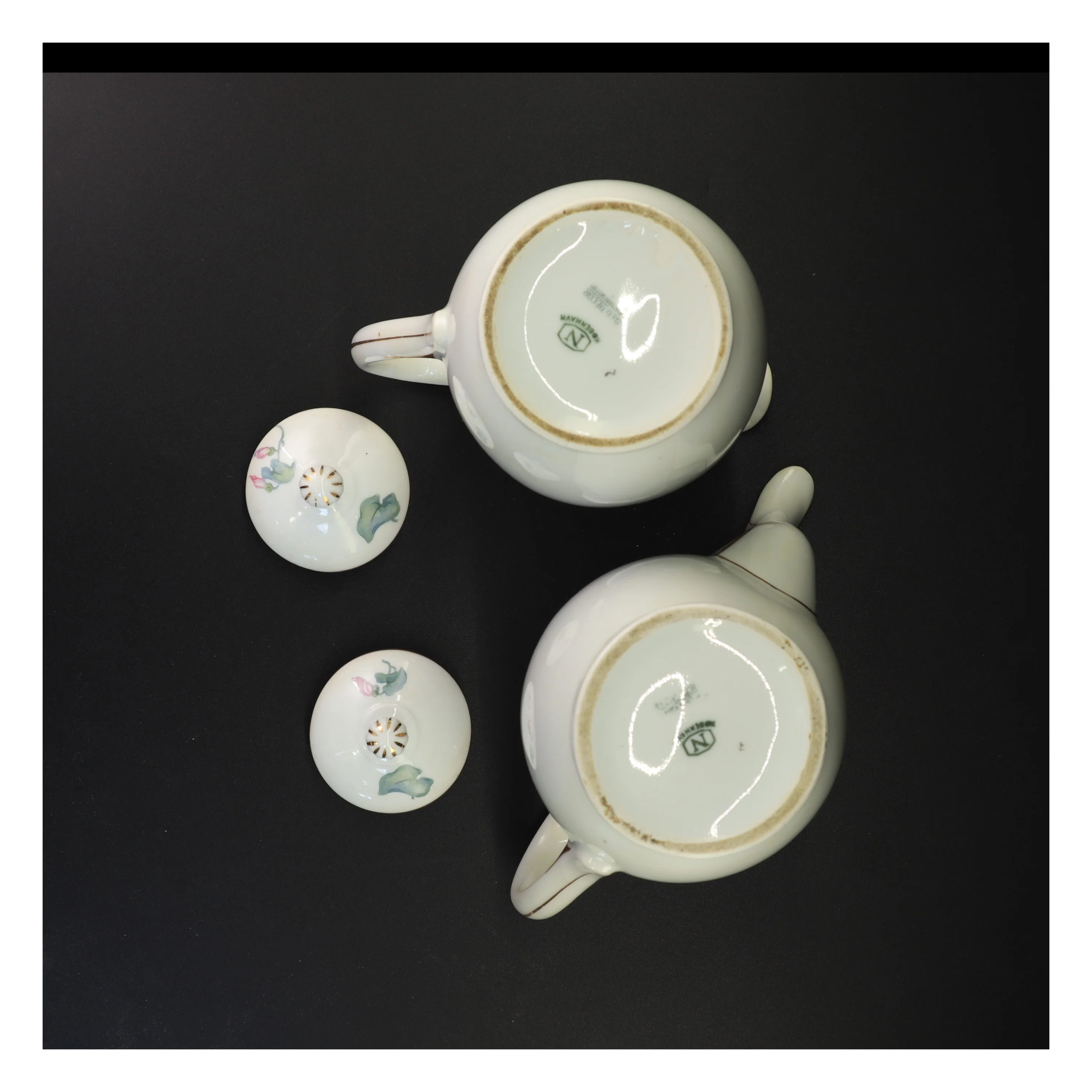 Kaffestel fra Bing Og Grøndal (str. 25 x 23 cm og 25 x 19 cm og 12 cm og 6 x 9 cm og 15 cm og 27 gang i 25 cm x 16 cm og 30 x 19 cm)