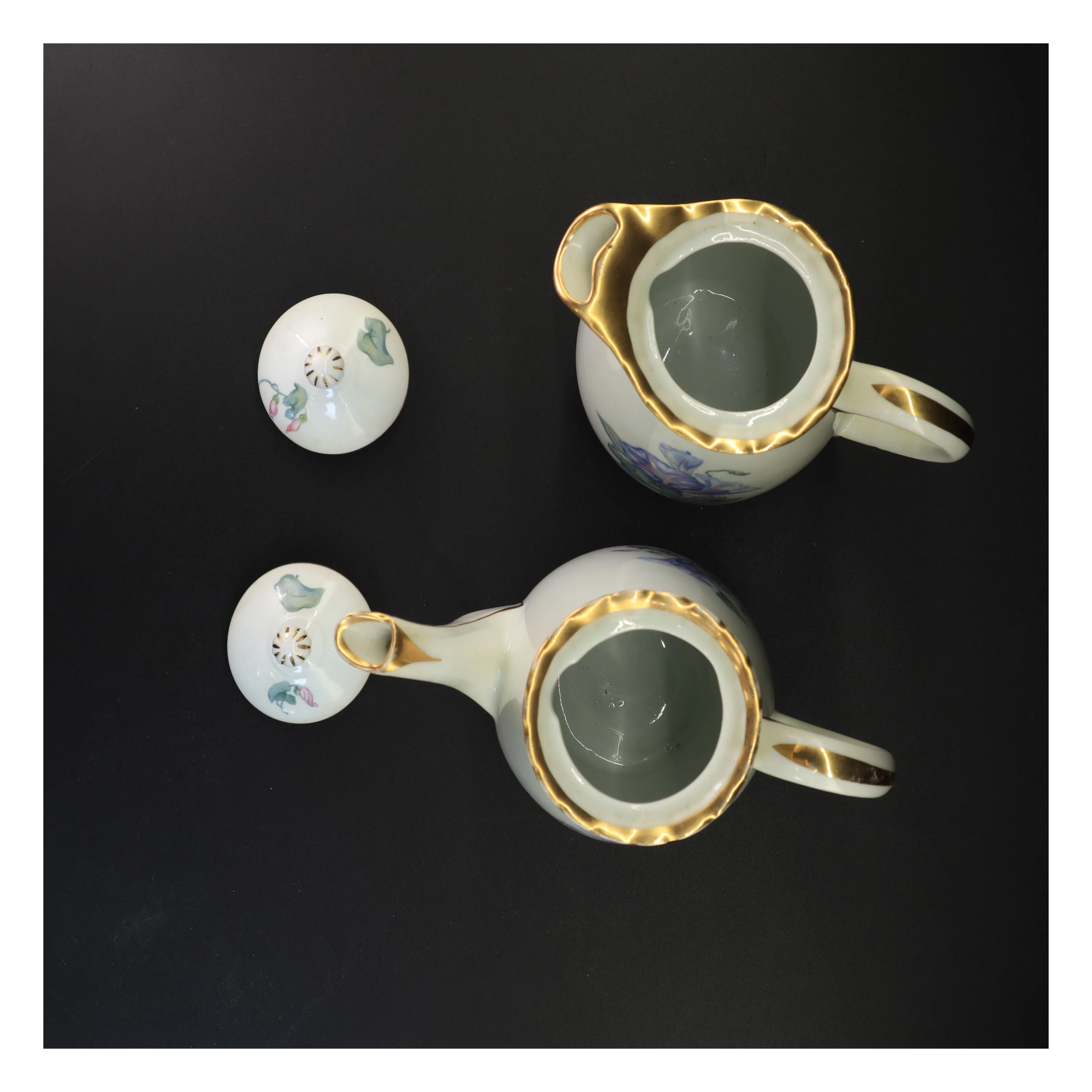 Kaffestel fra Bing Og Grøndal (str. 25 x 23 cm og 25 x 19 cm og 12 cm og 6 x 9 cm og 15 cm og 27 gang i 25 cm x 16 cm og 30 x 19 cm)