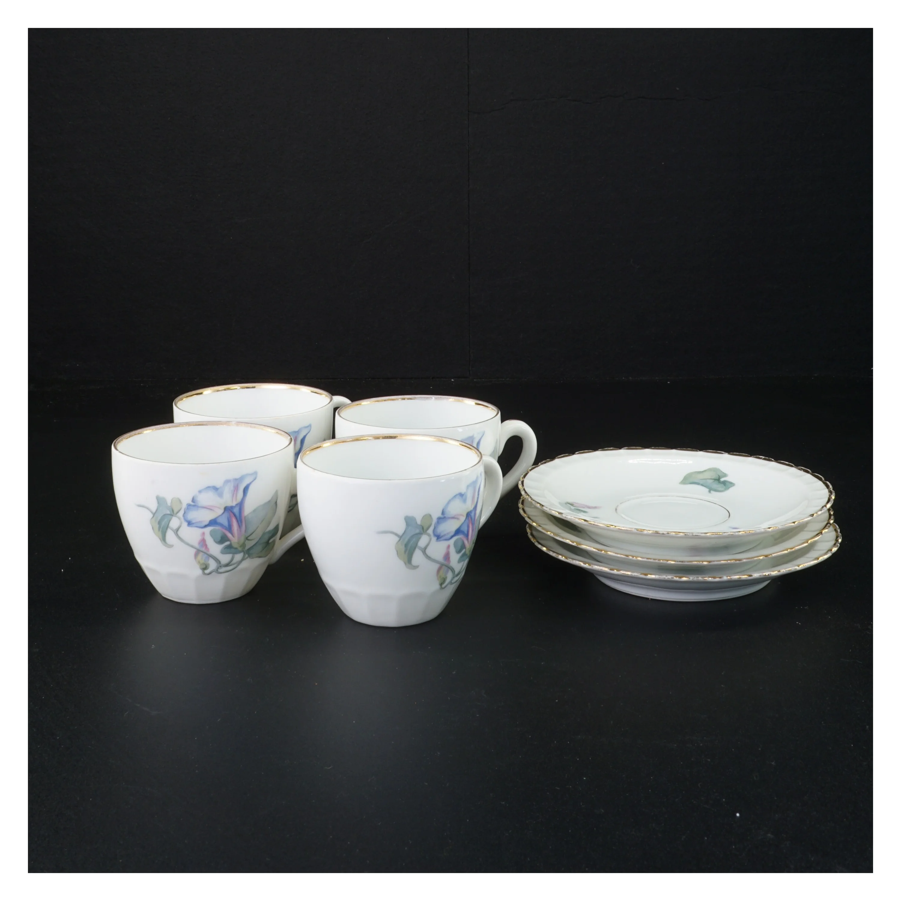 Kaffestel fra Bing Og Grøndal (str. 25 x 23 cm og 25 x 19 cm og 12 cm og 6 x 9 cm og 15 cm og 27 gang i 25 cm x 16 cm og 30 x 19 cm)