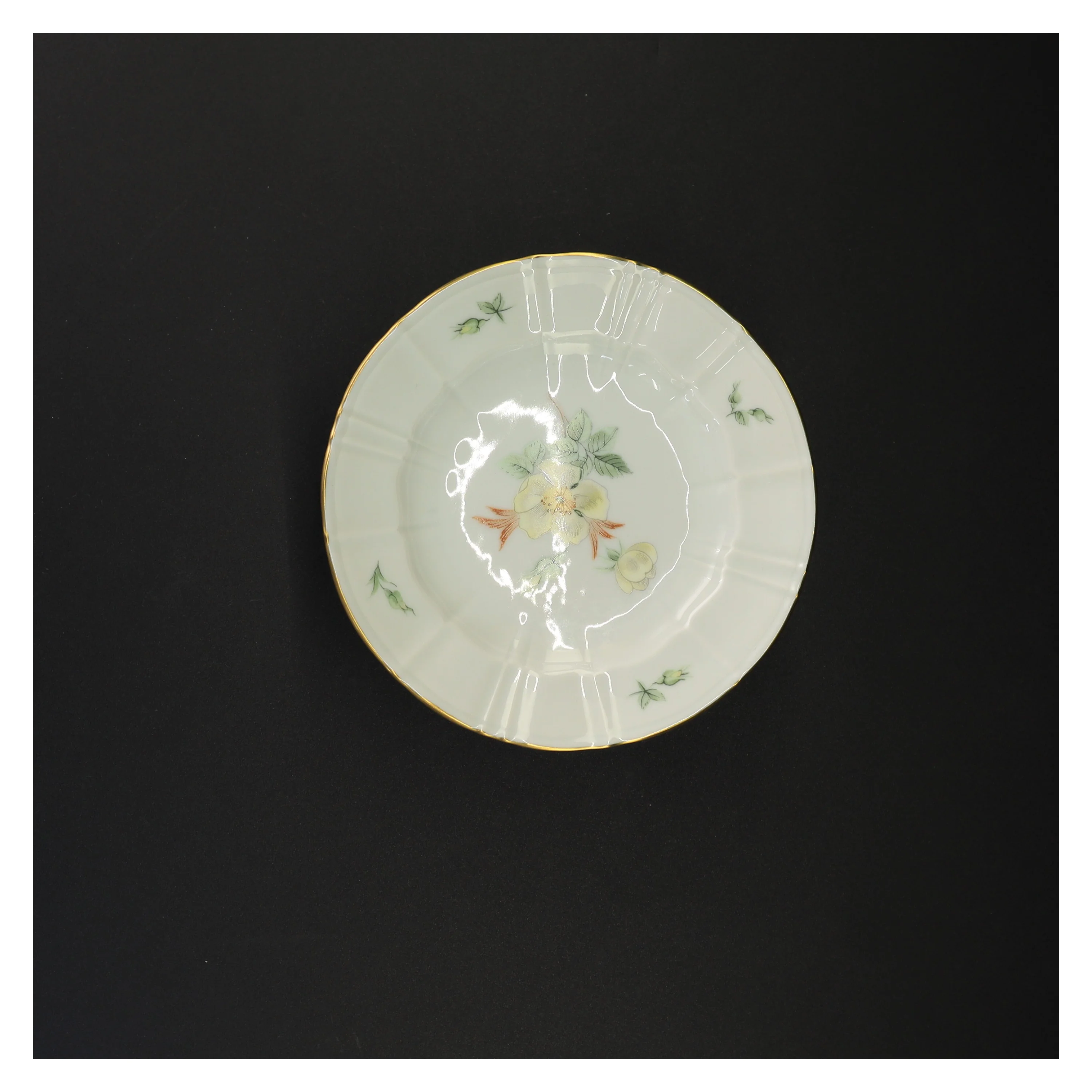 Porcelænsfad med blomstermotiv