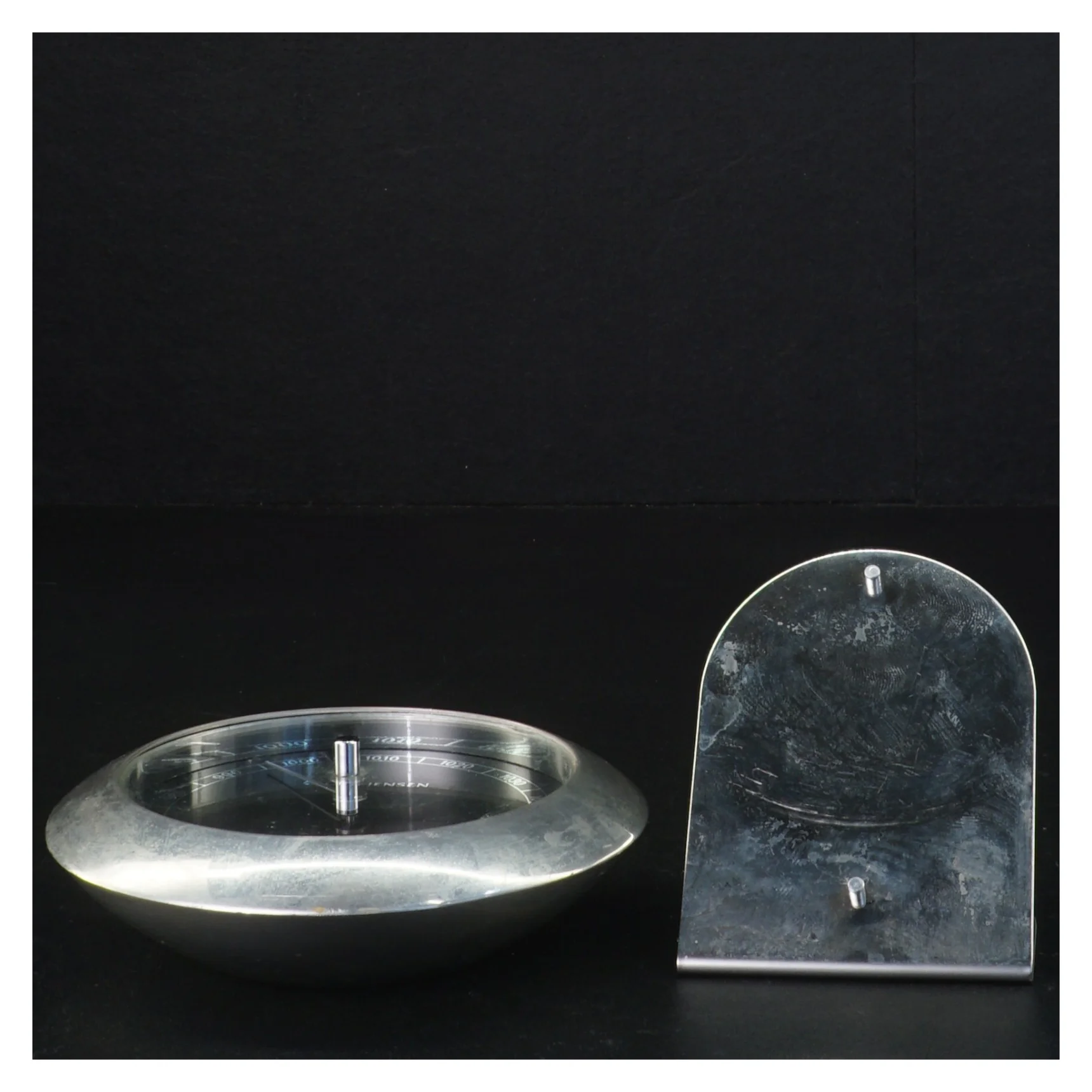 Georg Jensen barometer i tin med bordholder (str. Diameter 11 cm)