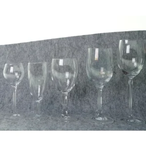 Blandede vinglas (str. 20 x 5 cm 19 x 6 cm 16 x 7 cm 15 x 5 cm 15 x 5 cm)