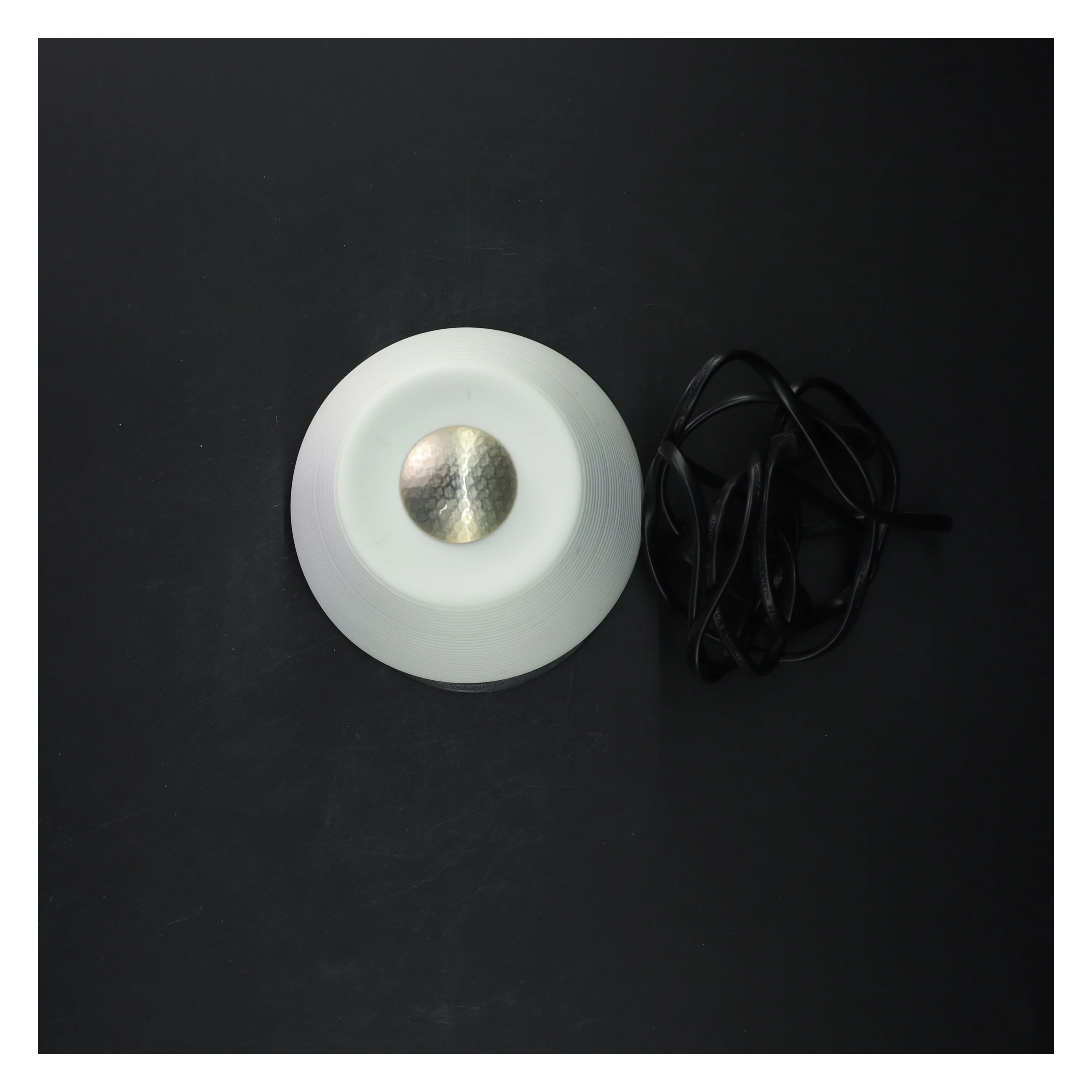 LED bordlampe med ribbet design (str. Ø 13 cm)aromalampe fra Beurer (hører sammen med stik andetsteds i shoppen)