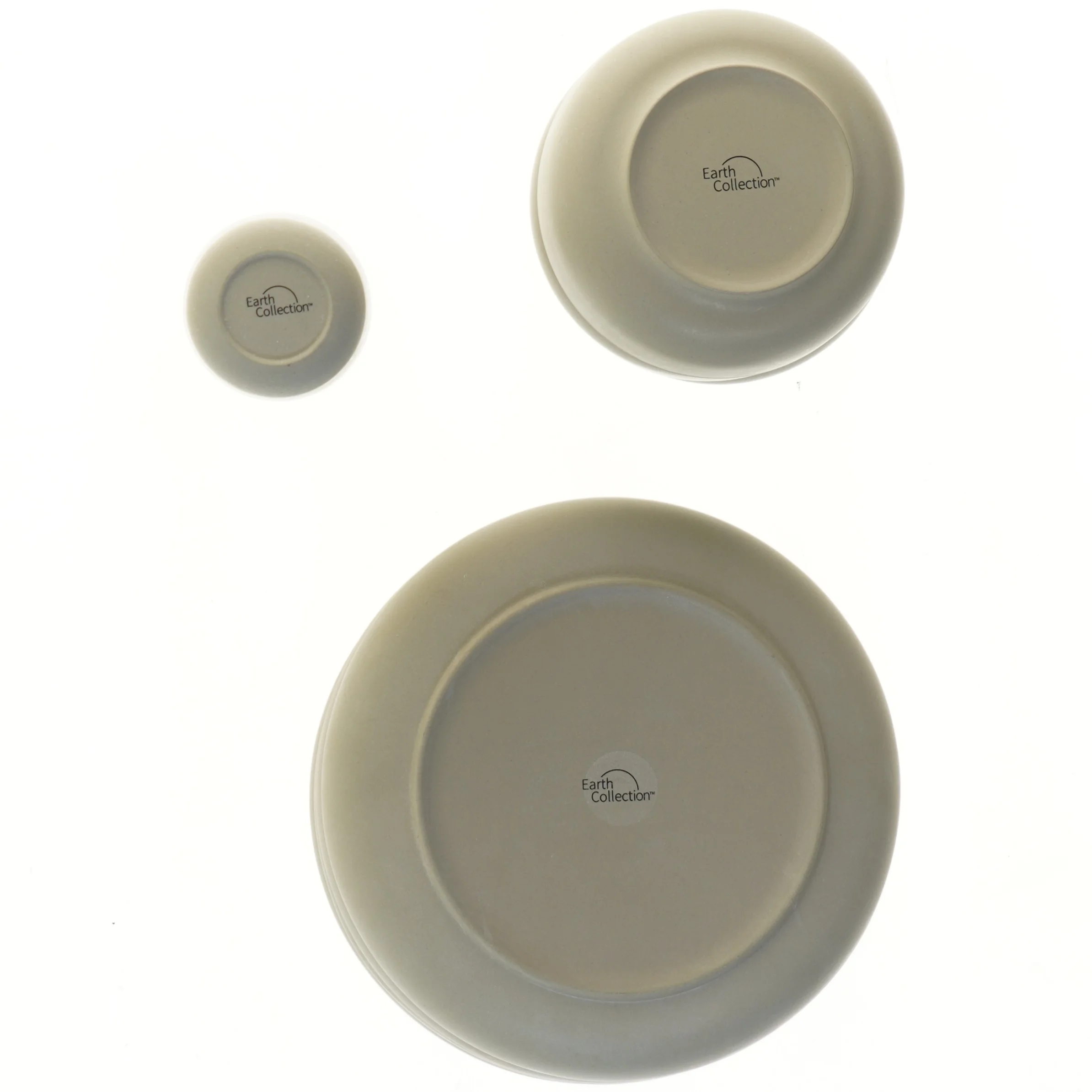 Sæt med tallerkner, skåle og kopper fra Earth Collection (str. 4 tallerkner Ø 25,5 cm 4 skåle Ø 15,5 cm 4 kopper Ø 7 cm længde 10 cm)