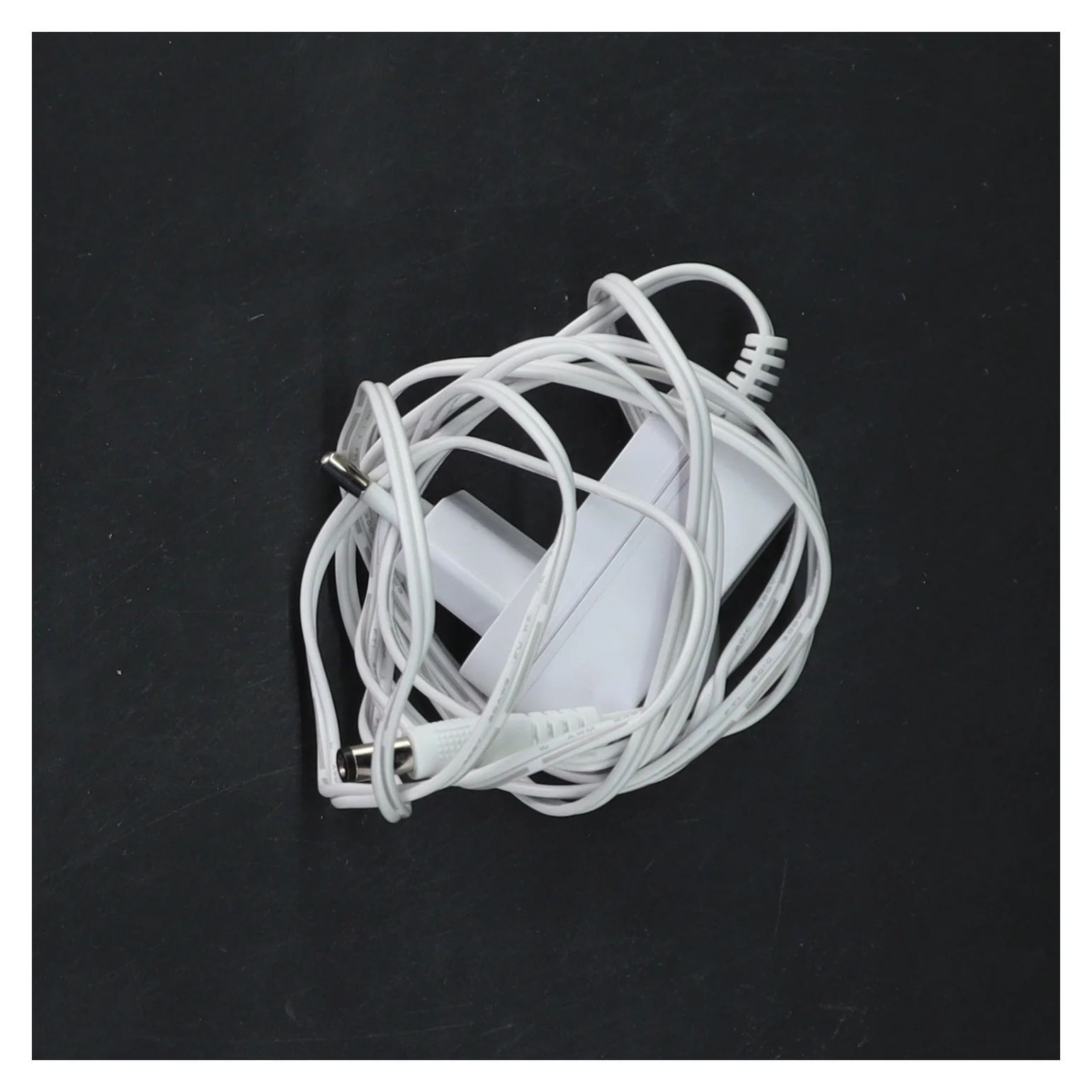 Hvid opladeradapter (str. 5x3 cm)hører sammen med aromalampe fra beurer(se andetsteds i shoppen)